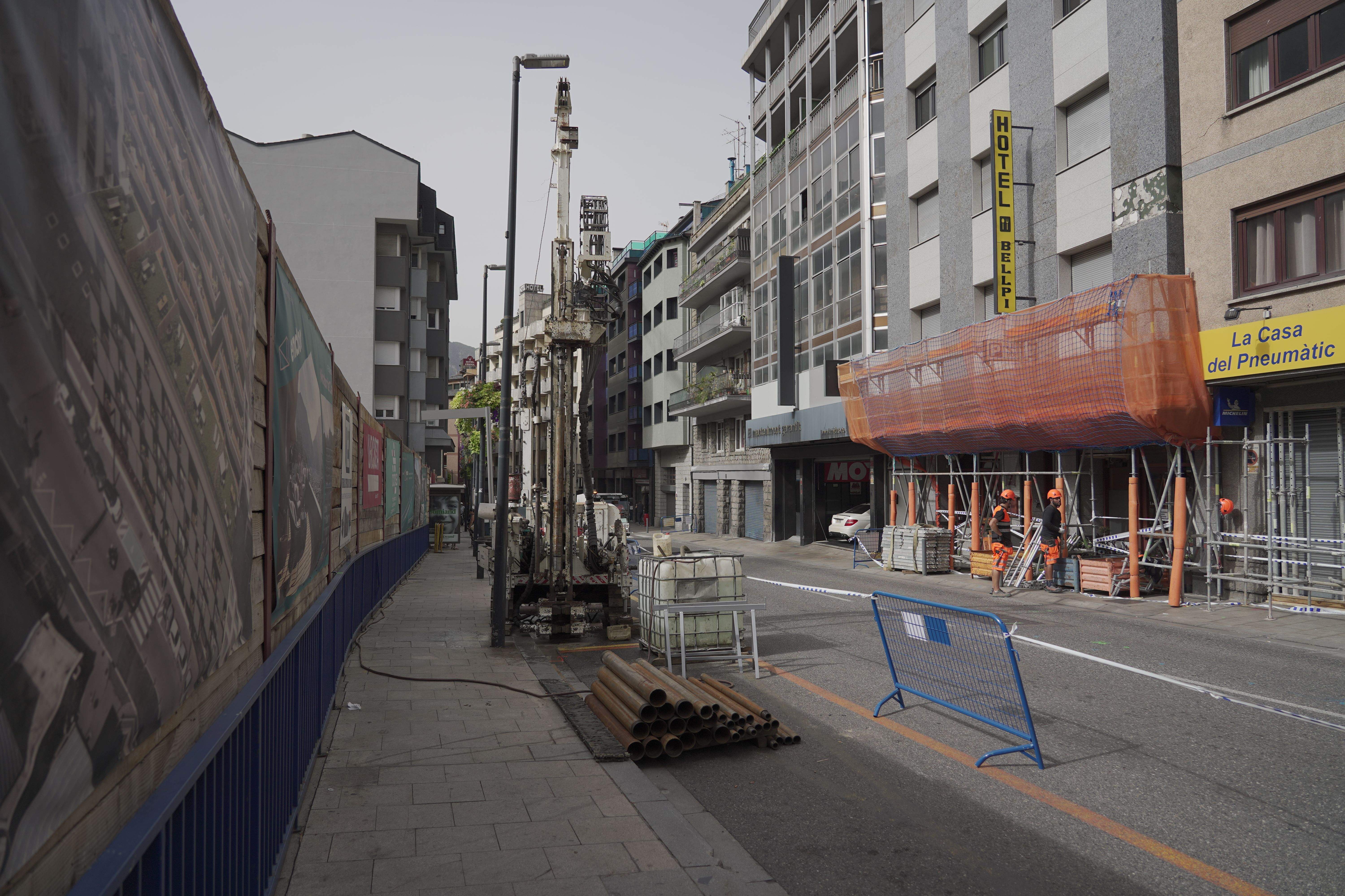 A l'esquerra, la màquina que fa les prospeccions. A la dreta, operaris treballant en les bastides.