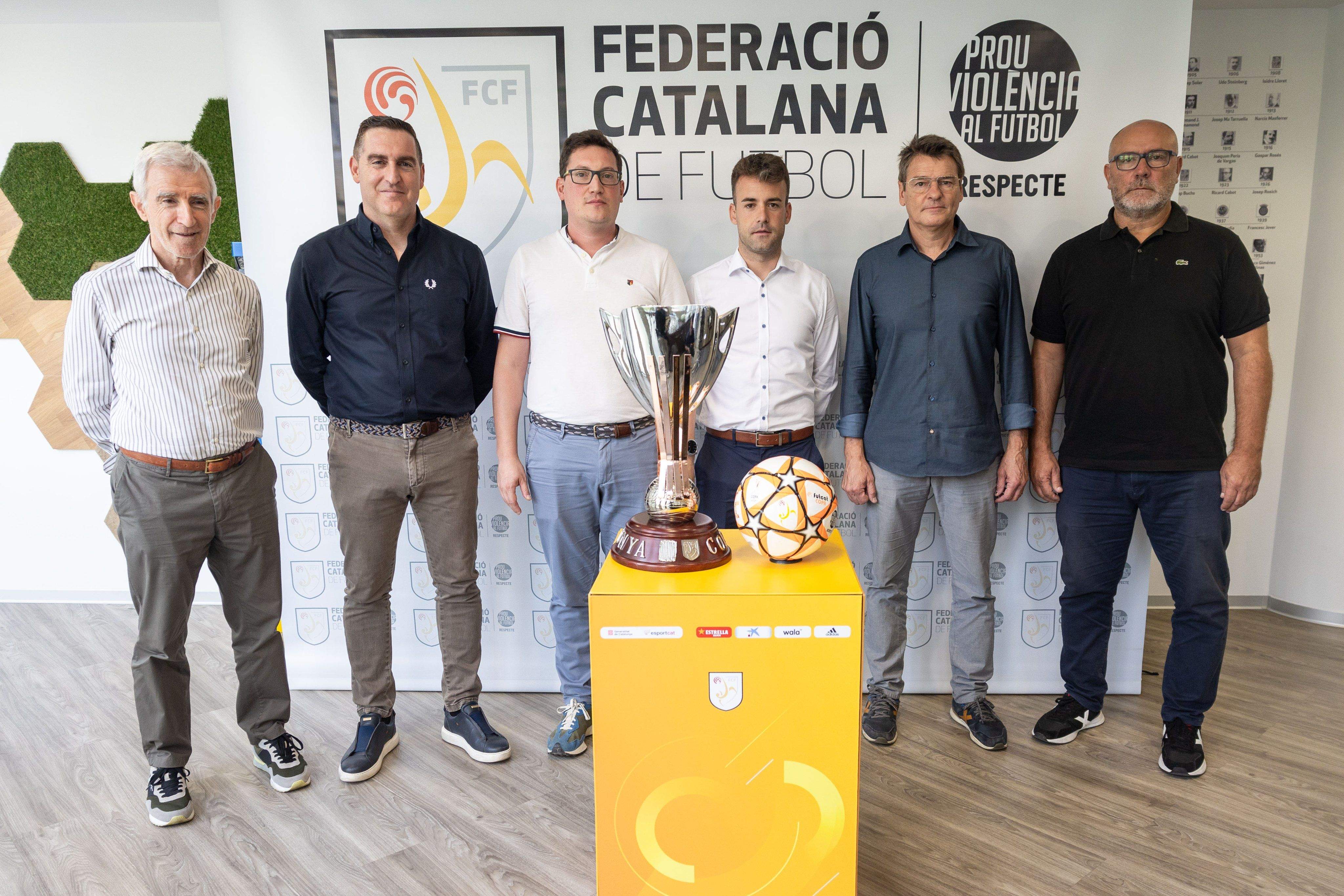 Un moment del sorteig, amb representants dels quatre clubs.