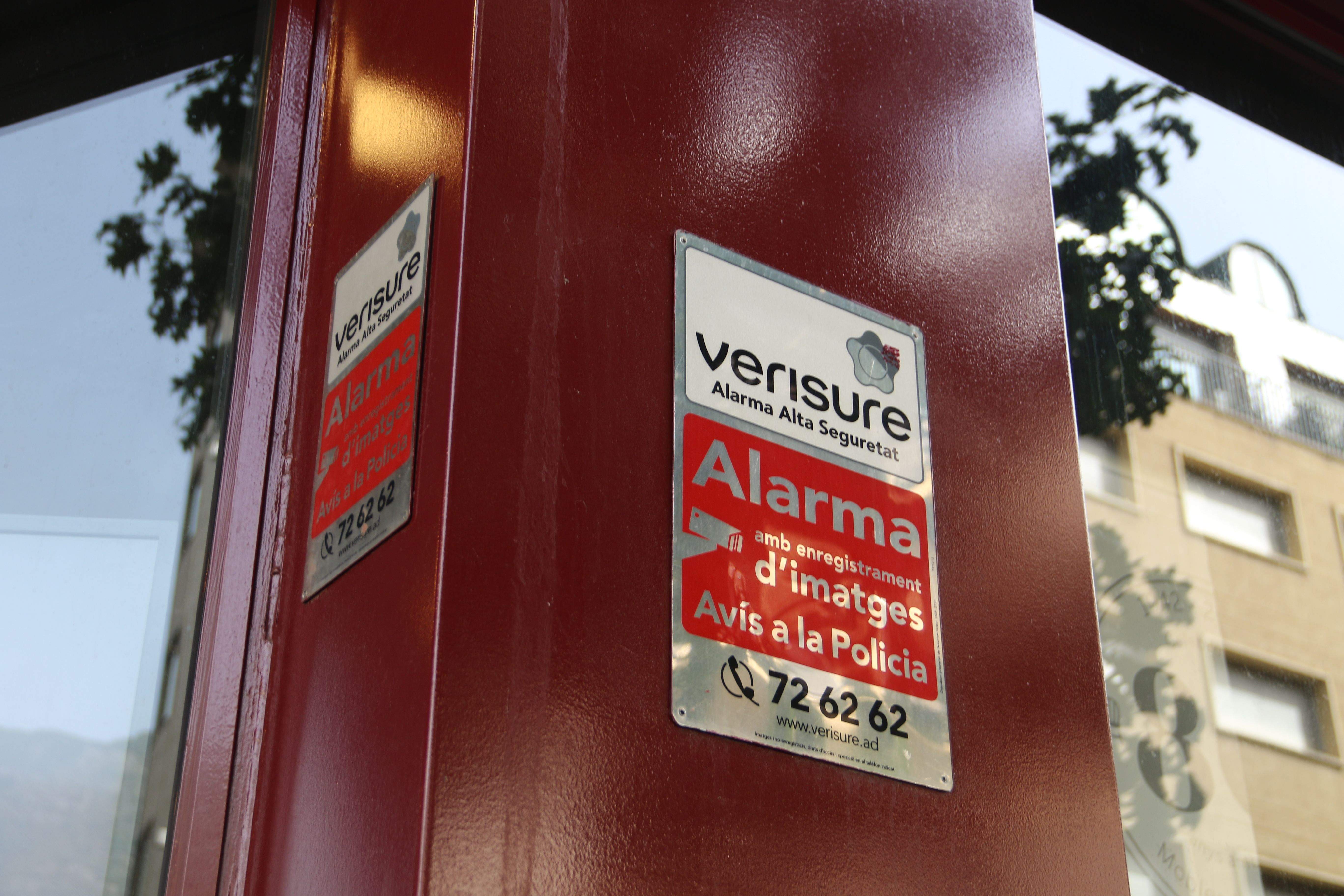 Rètol de Verisure en un establiment del centre d'Andorra la Vella.