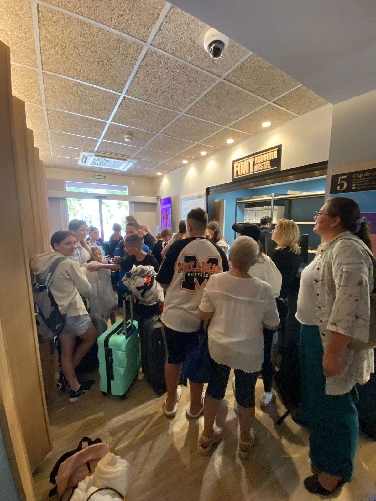 Els joves a l'entrada de l'hotel Font de la Massana.