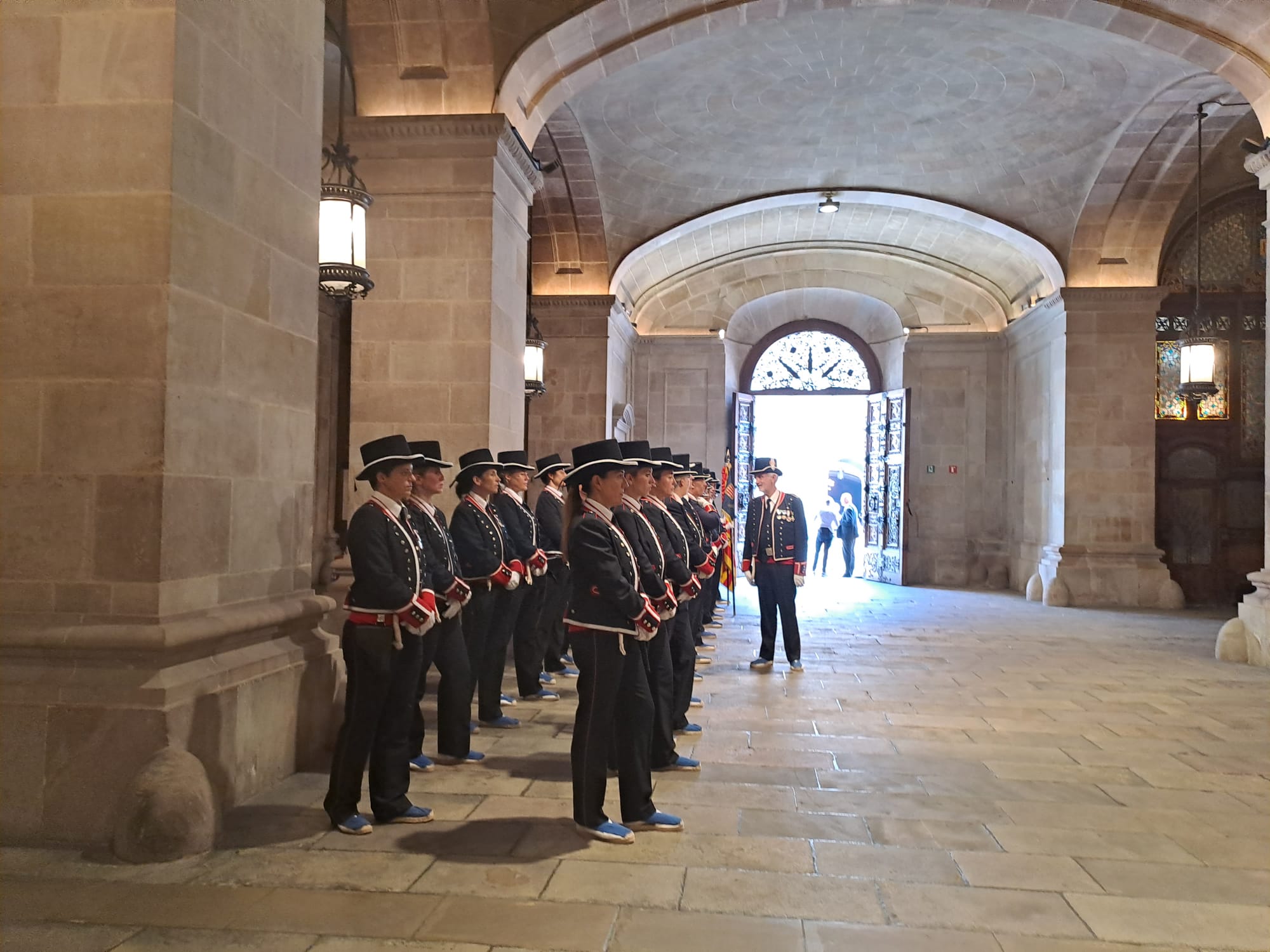 Els Mossos d'Esquadra preparant-se per retre honors. Els Mossos d'Esquadra preparant-se per retre honors.