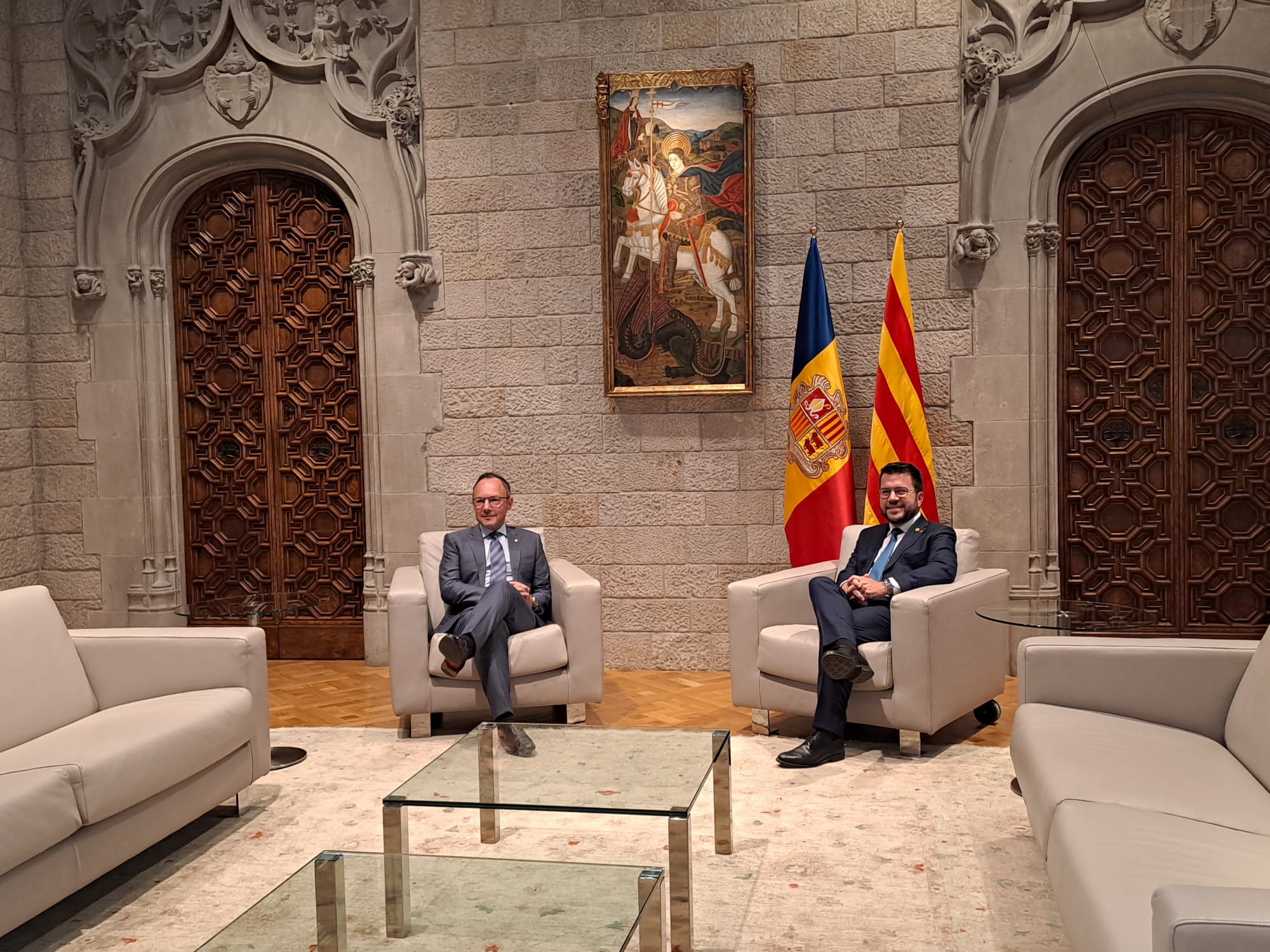 Asseguts al sofà i conversant amistosament. Asseguts al sofà i conversant amistosament.