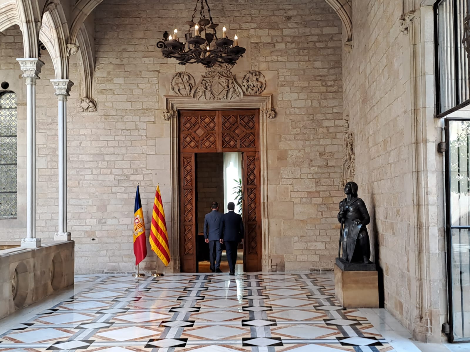 Entrant a la sala de la reunió. Entrant a la sala de la reunió.