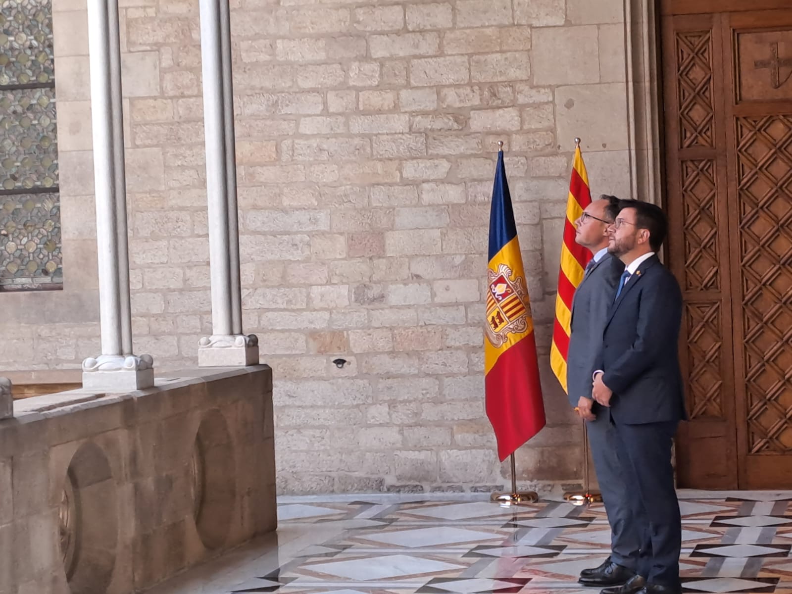 Aragonés i Espot escolten el 'Gran Carlemany'. Aragonés i Espot escolten el 'Gran Carlemany'.