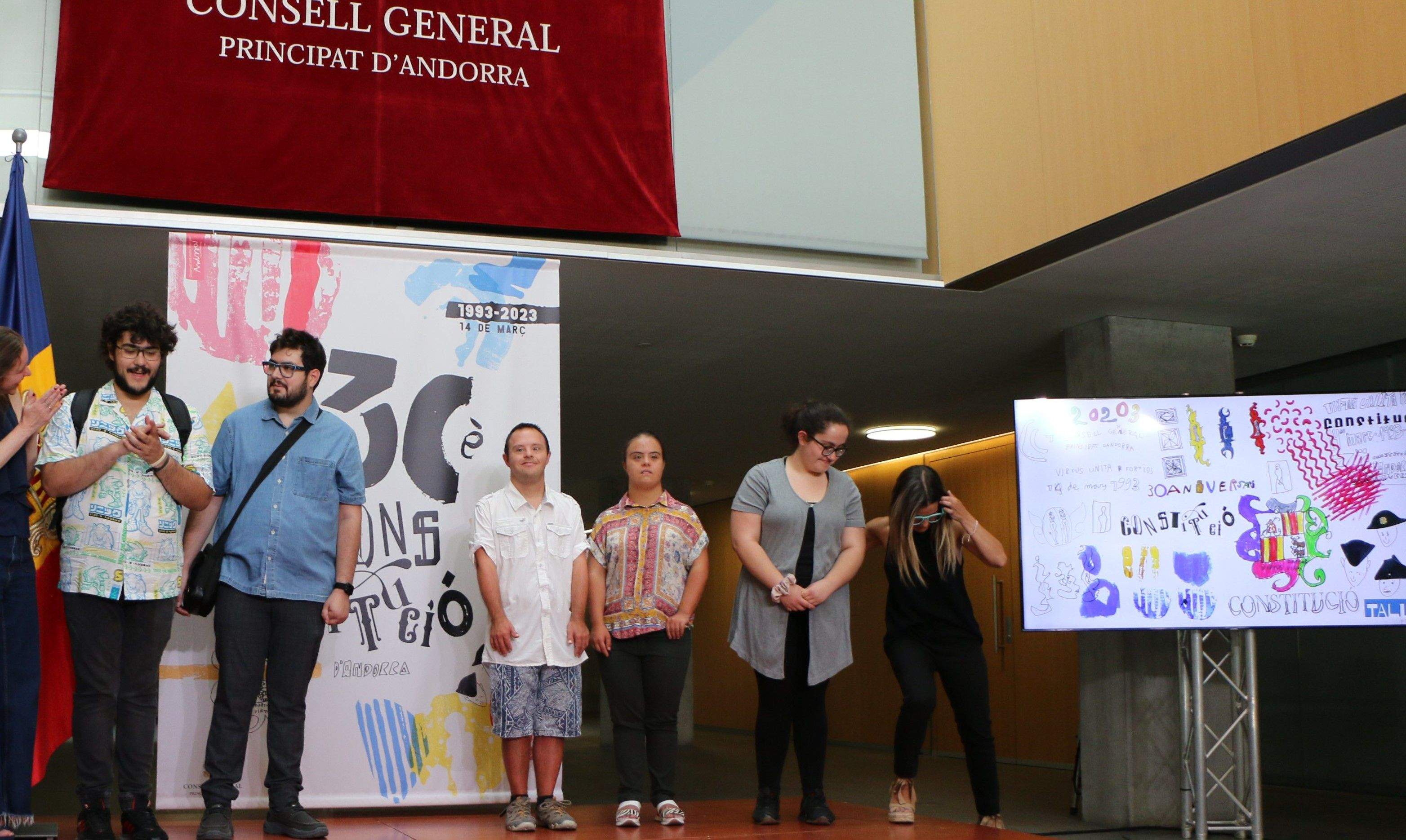 Les noies, els nois i els professionals que han participat en l'elaboració del cartell.