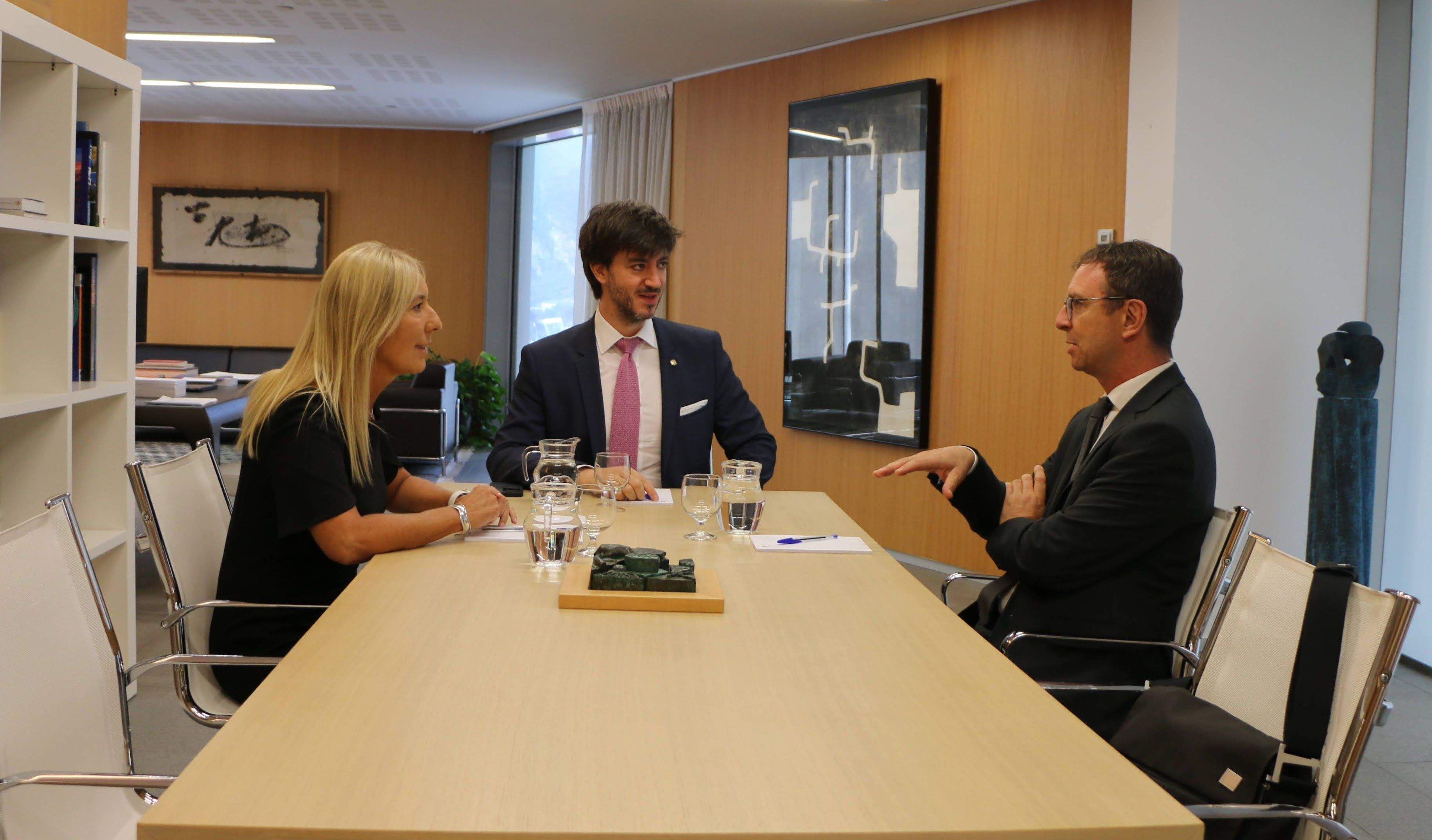 Un instant de la reunió entre els síndics i Mauri.