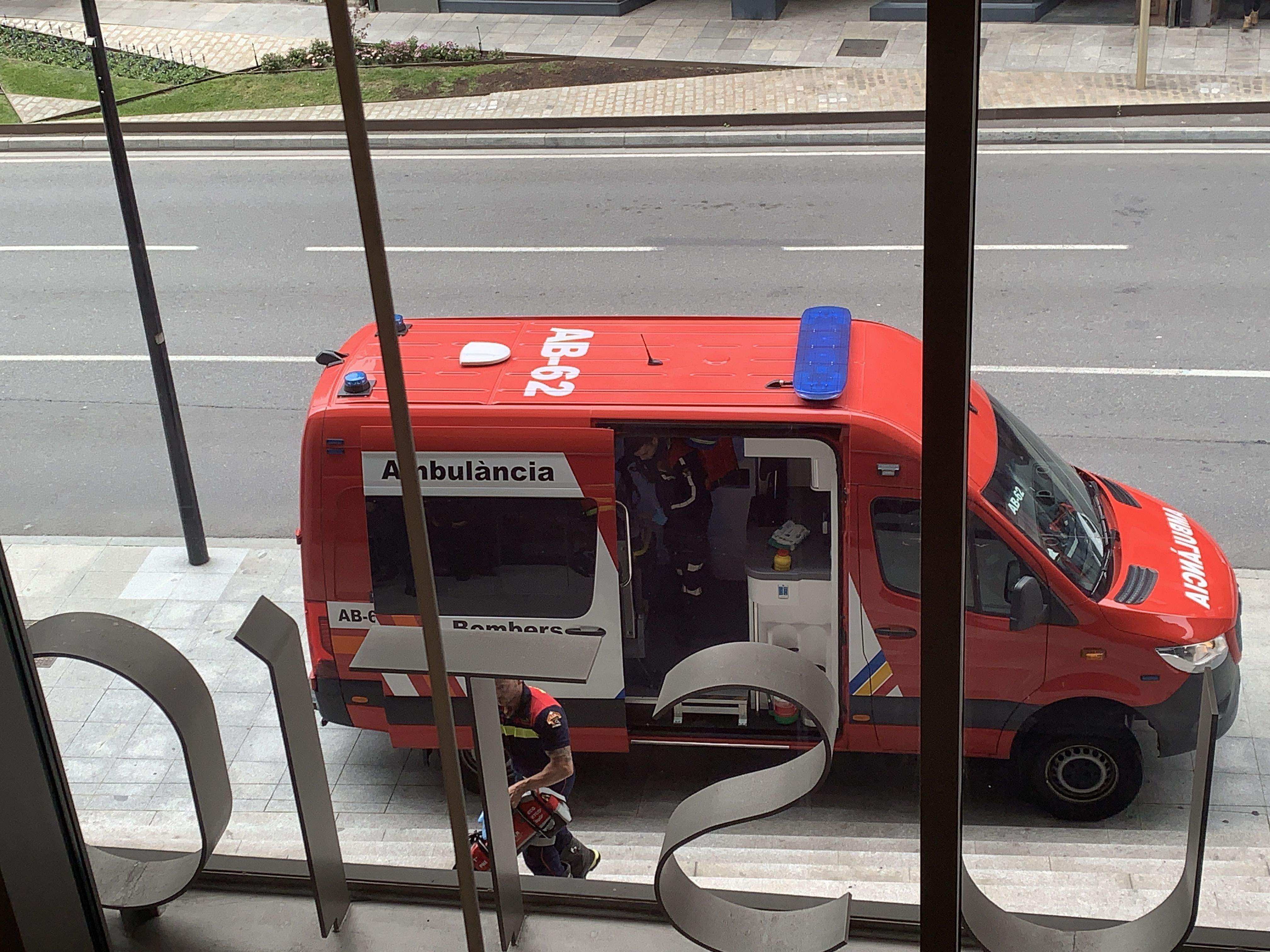 Una ambulància dels bombers arribant a la Seu de la Justícia.
