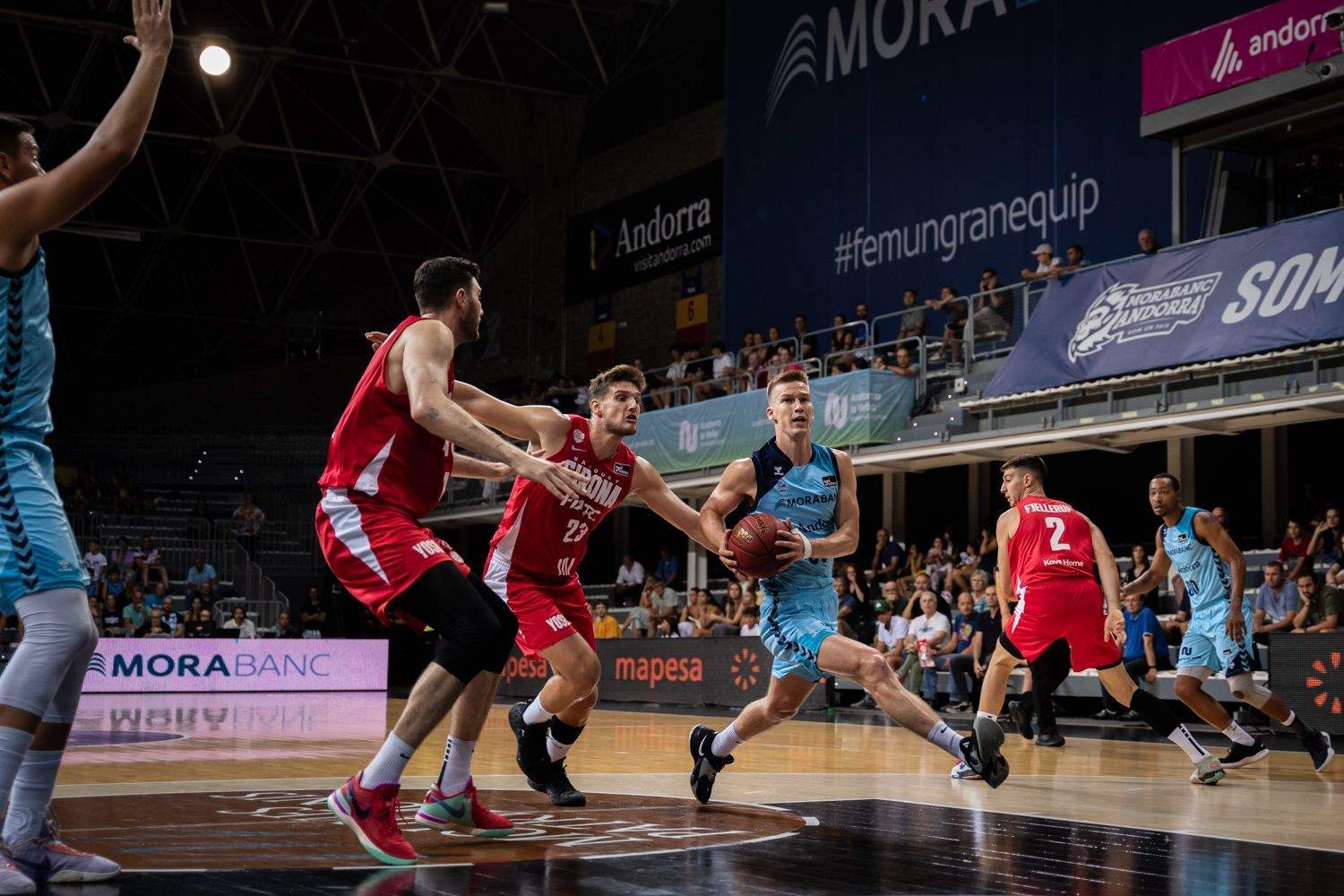 Sergi Martínez intenta aturar l'entrada a cistella d'Adam Somogyi al partit d'aquest dijous.