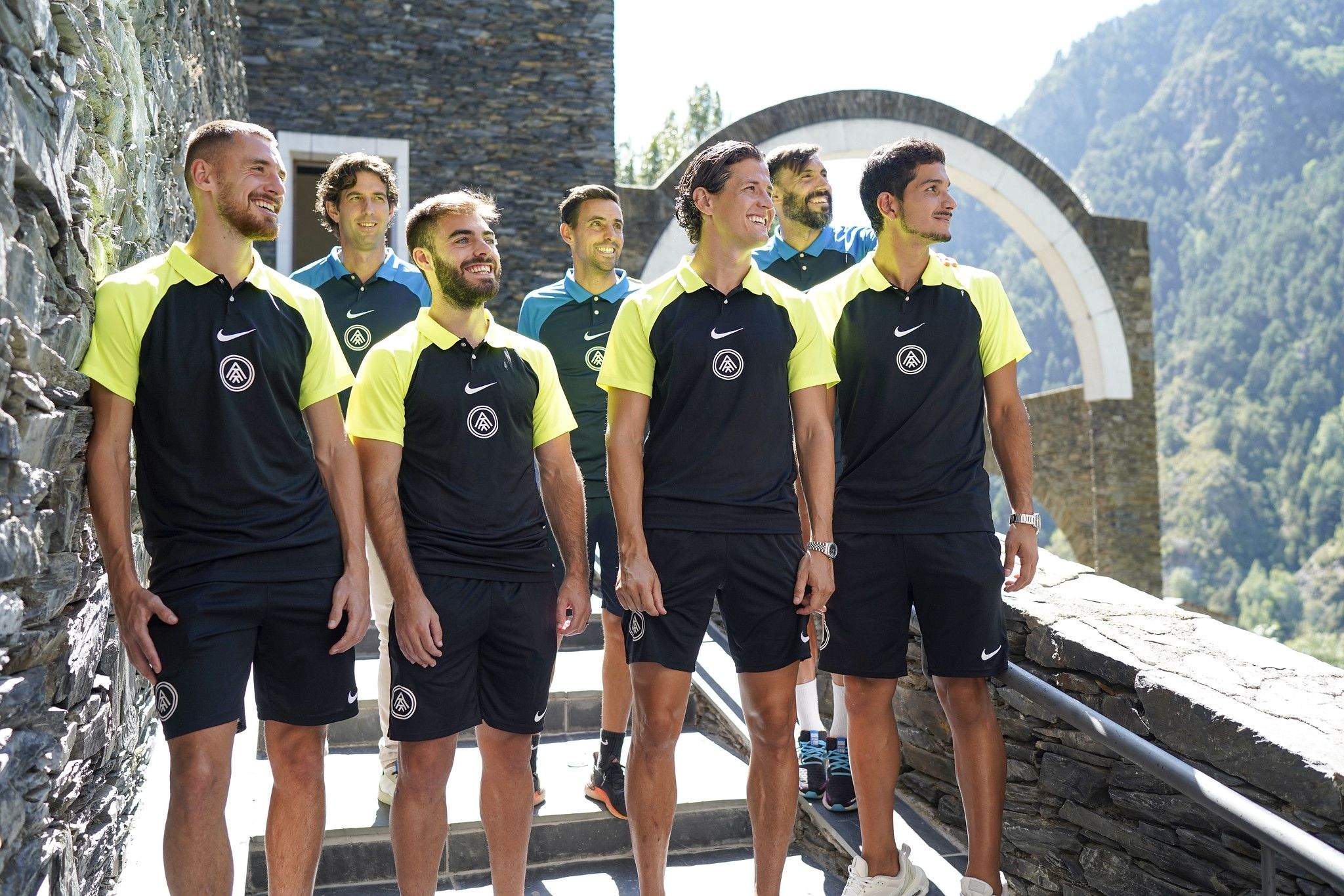 Sarabia, els capitans i la resta d'expedició tricolor que ha pujat a Meritxell.