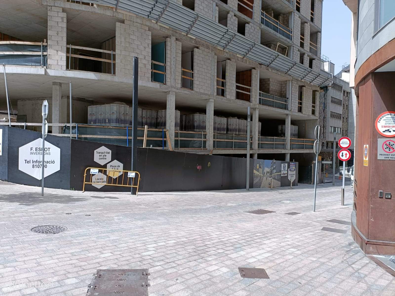 L'edifici que s'està construïnt des de fa temps al xamfrà de l'avinguda del Fener amb el carrer Sant Antoni.