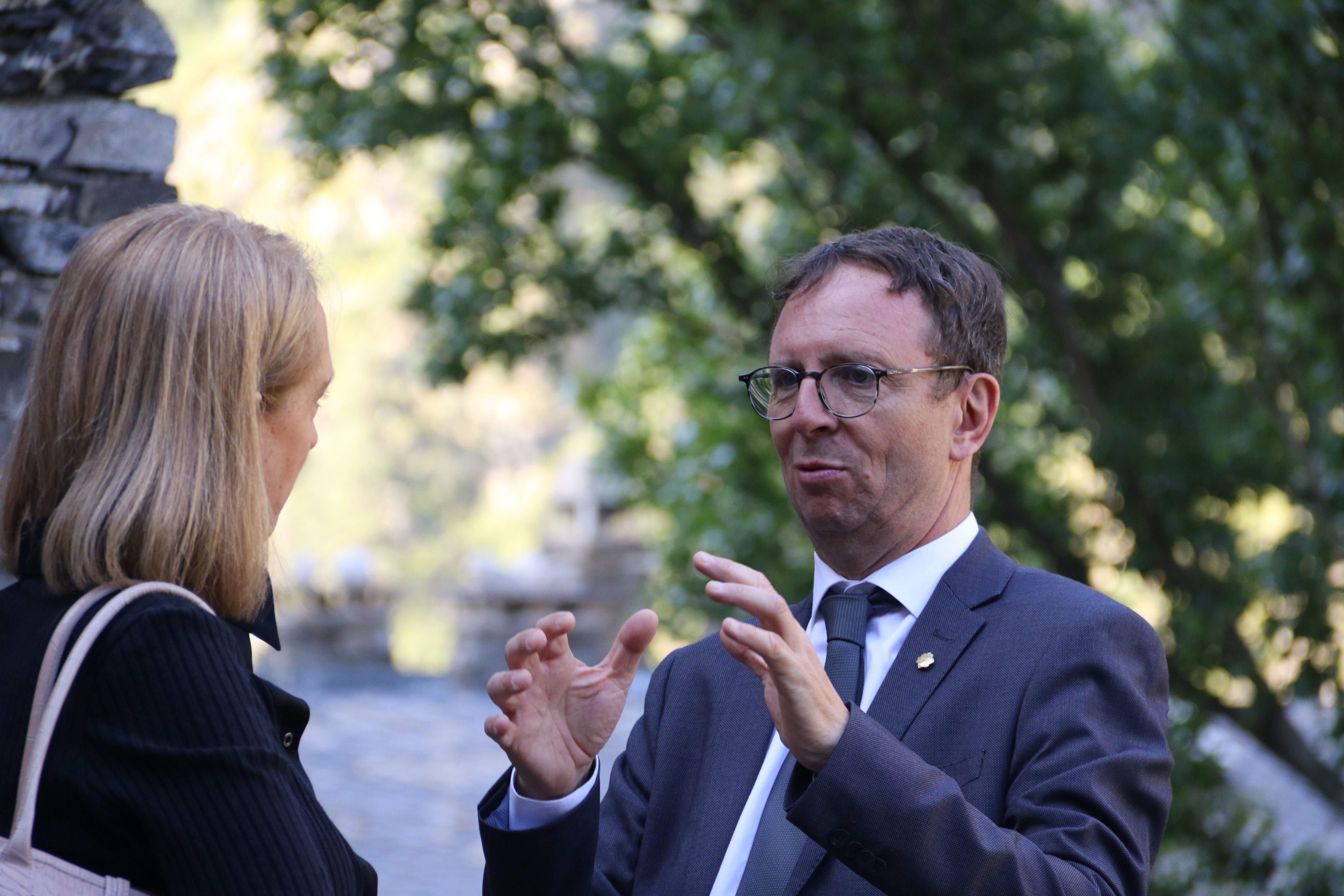 Robert Mauri parlant amb la seva homòloga del Copríncep episcopal, Concepció García, a Meritxell.