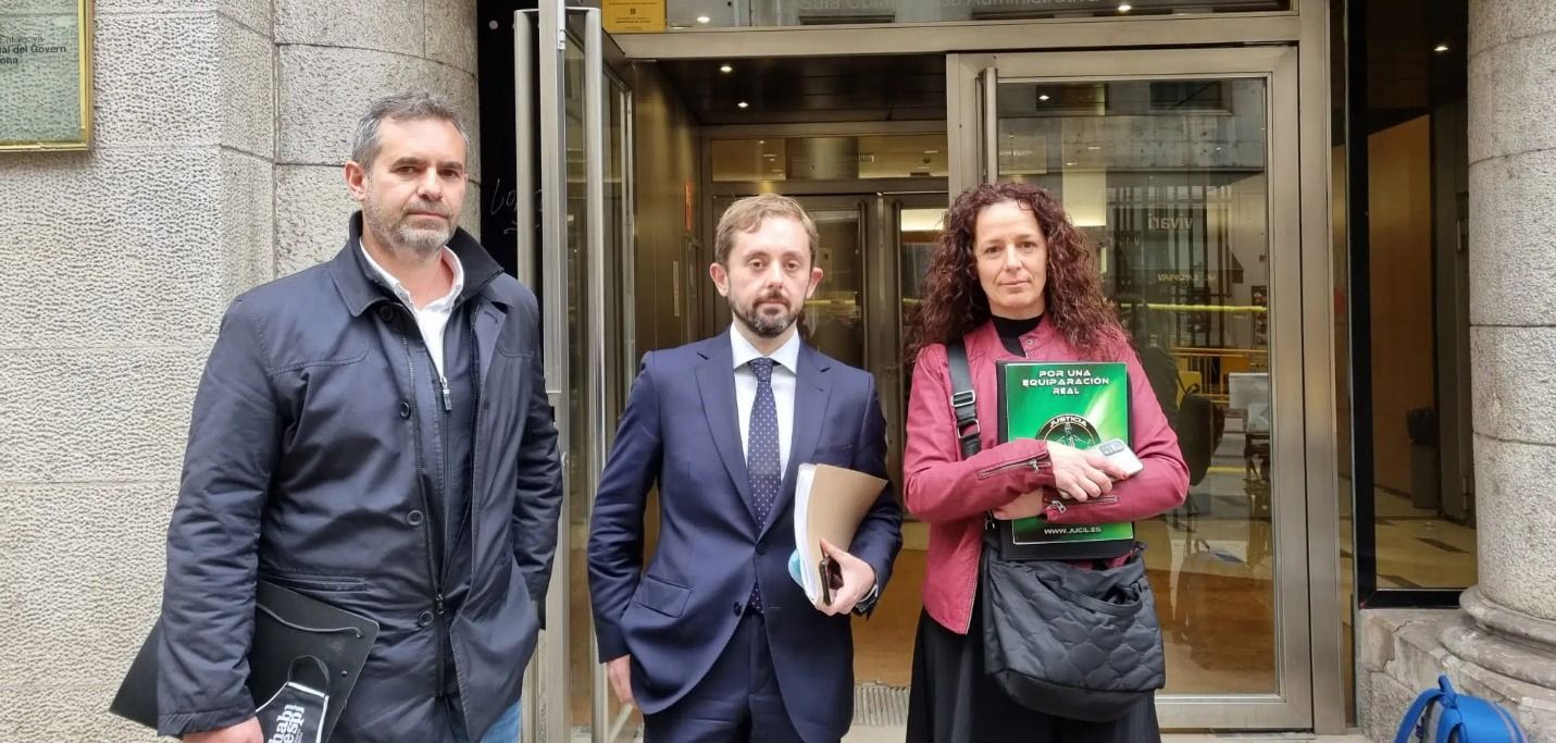 Escolano, al mig, amb representants d'altres entitats presentant una demanda als jutjats.