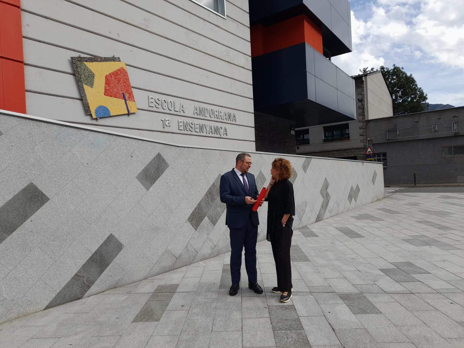 Bardina, aquest matí amb Olga Moreno, a l'exterior de l'escola andorrana de Santa Coloma.