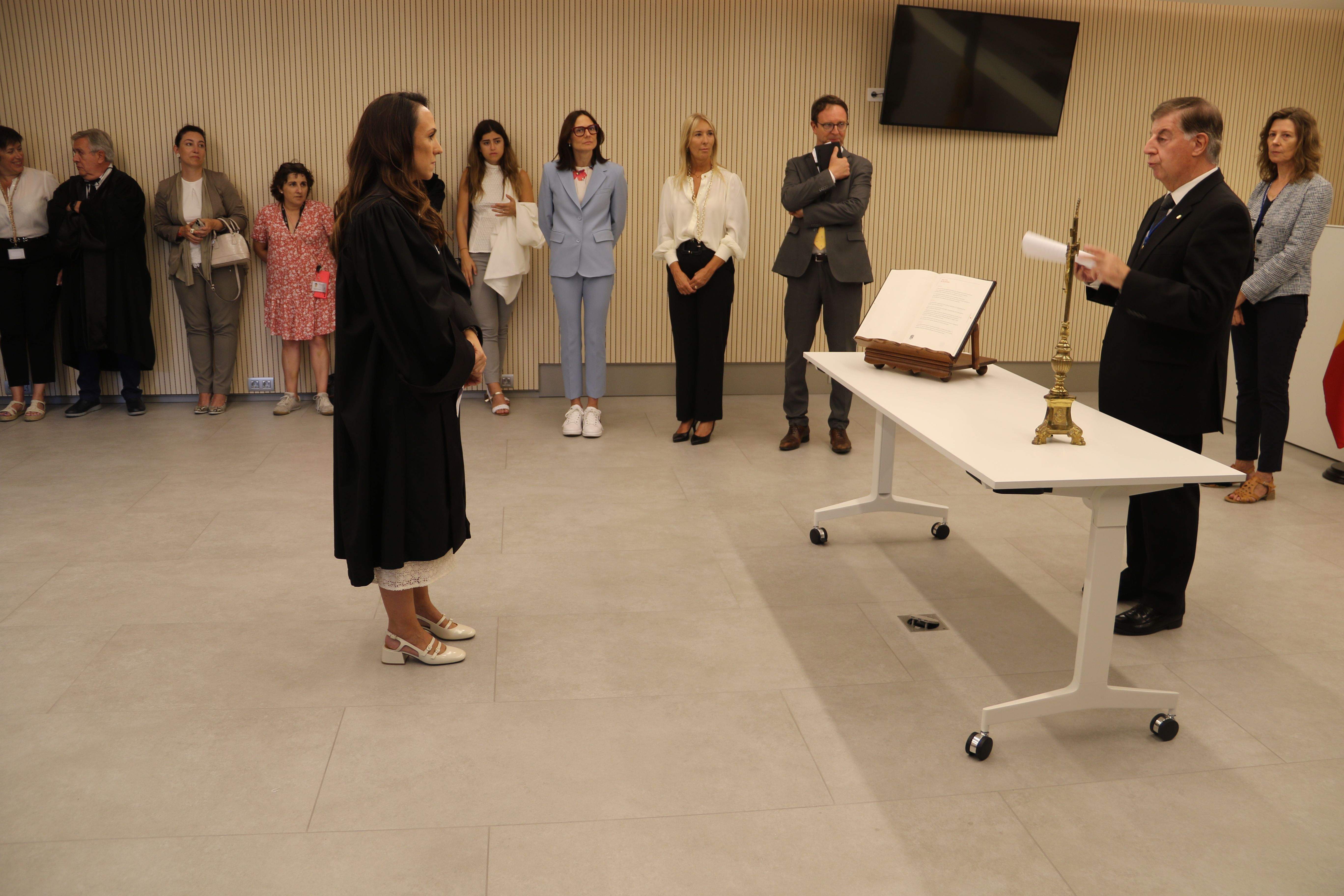 Roser Mazón, nova fiscal adjunta, durant l'acte de jurament.