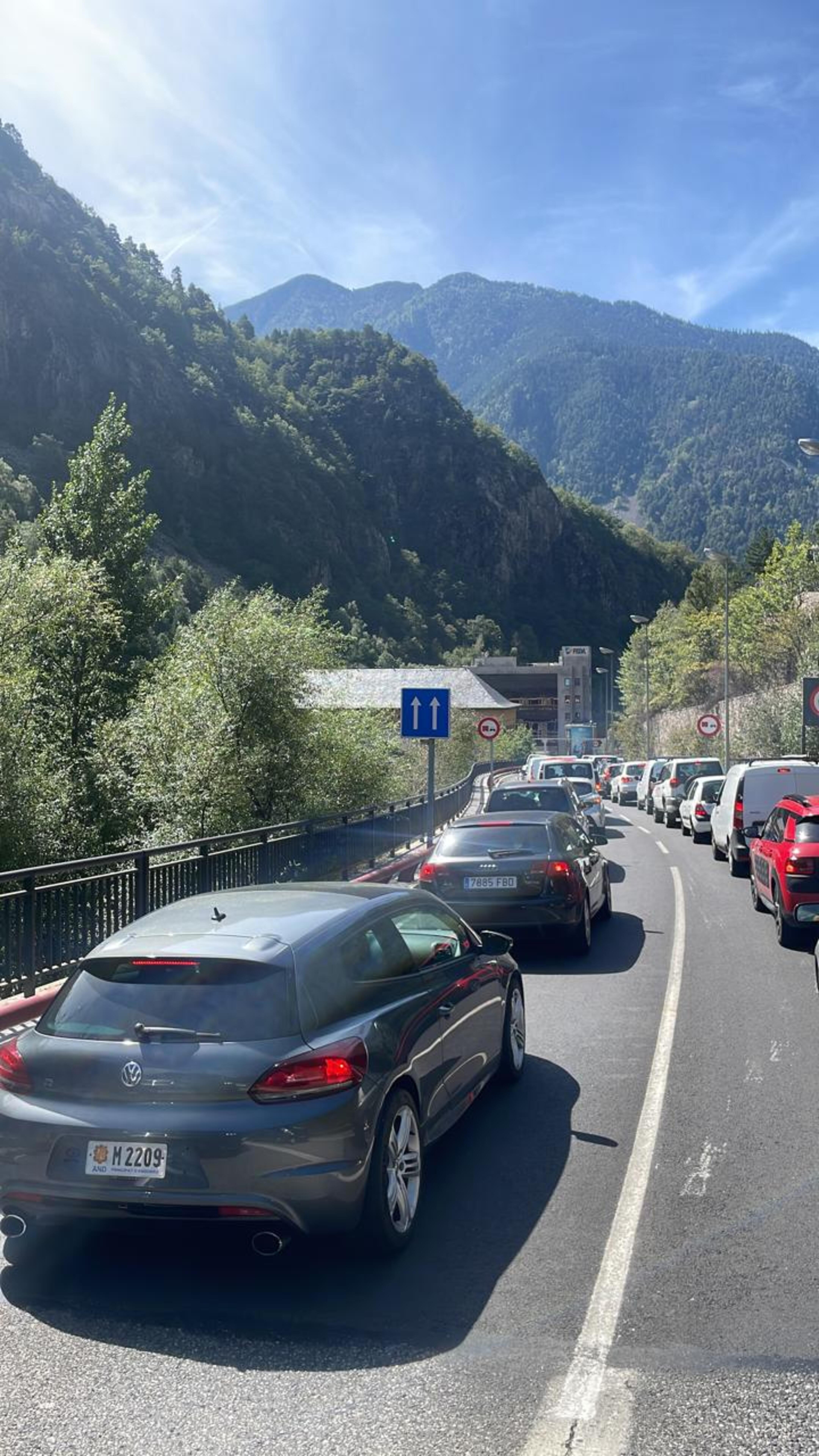 Un dels punts de retenció d'aquest matí, en arribar a la central de FEDA.