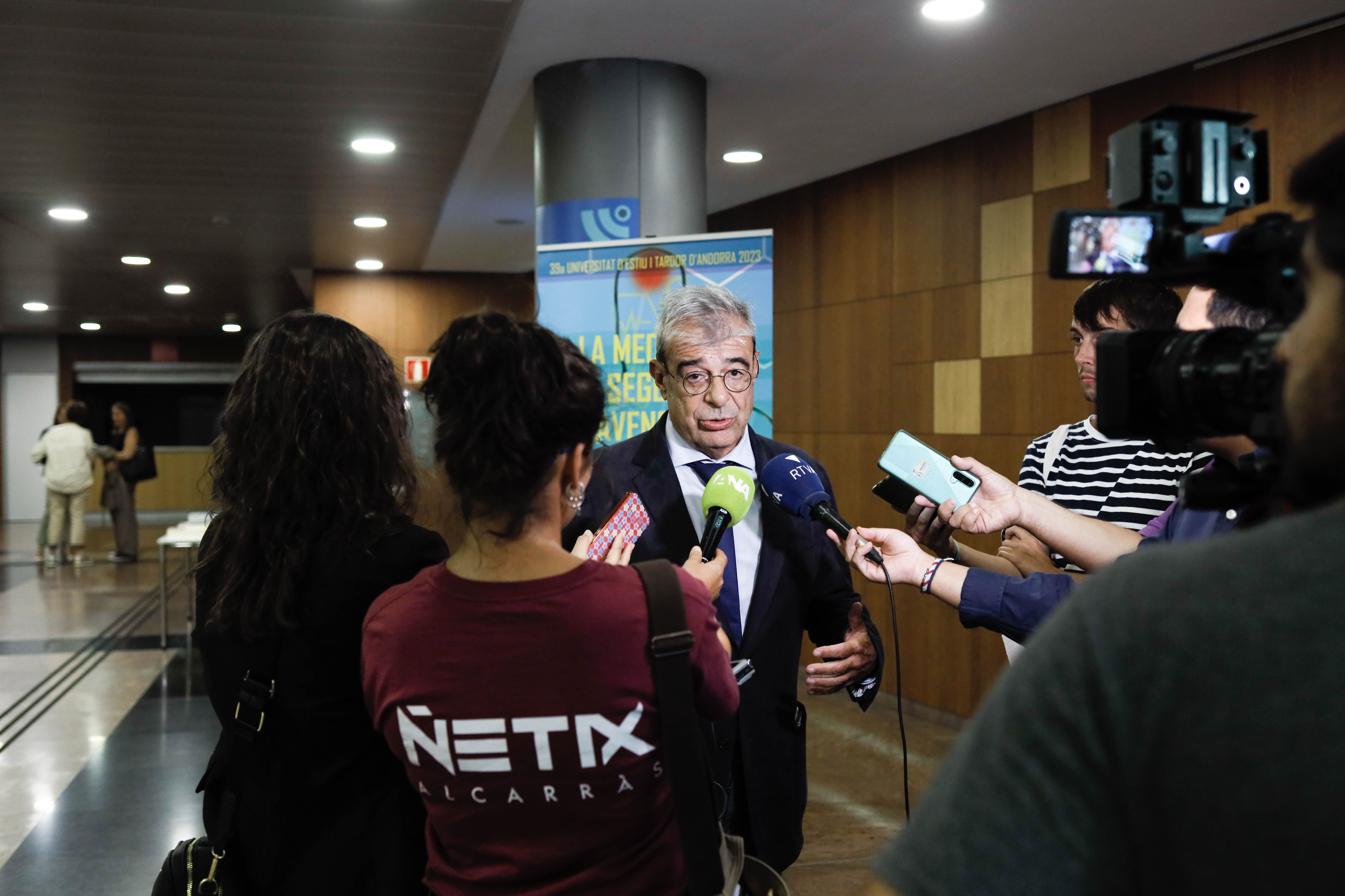 El ministre Ladislau Baró atenent a la premsa.