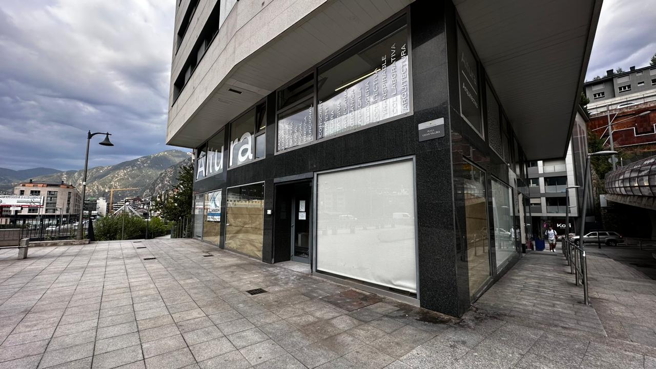 El local on hi havia Ski Andorra a la plaça Gran Valira està totalment desmantellat.