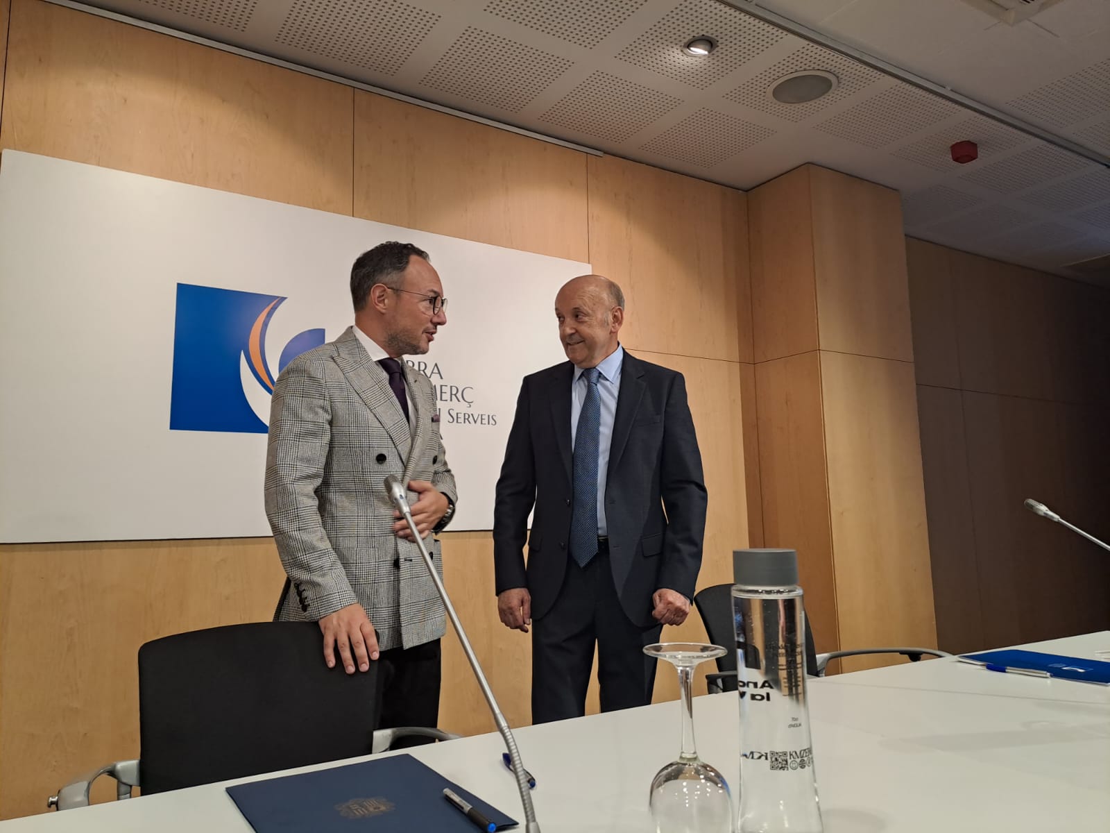 Espot i Mas, abans de començar l'acte. Espot i Mas, abans de començar l'acte.