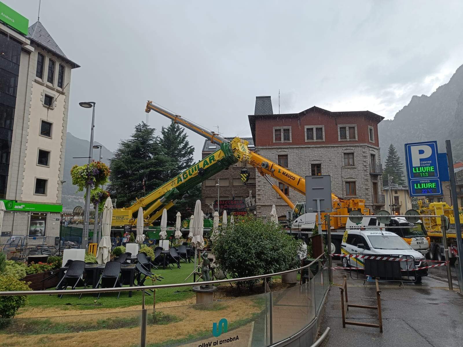 LA GRUA EN PLE MUNTATGE.