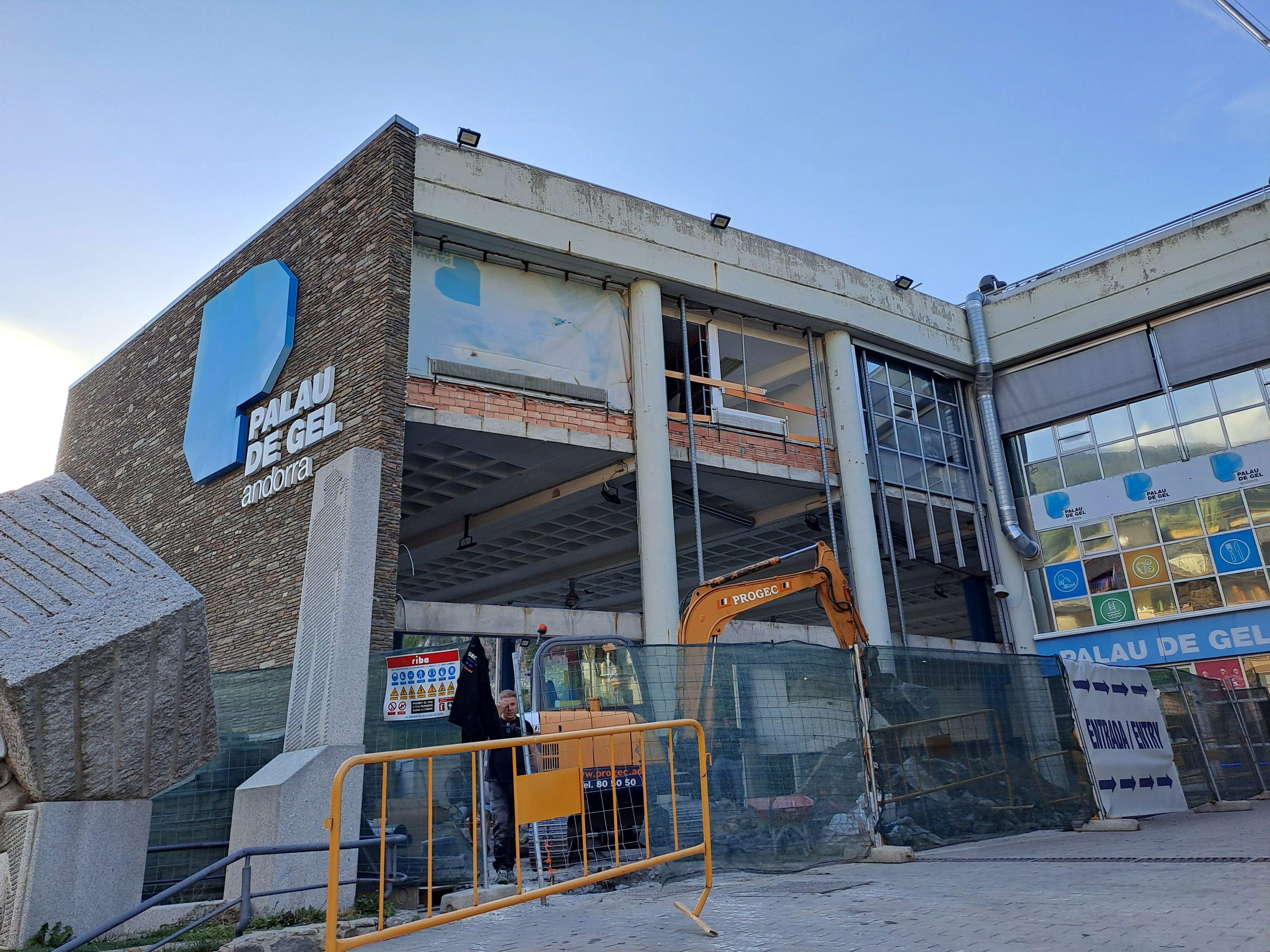 Exterior de la piscina del Palau, ara sense vidrieres.