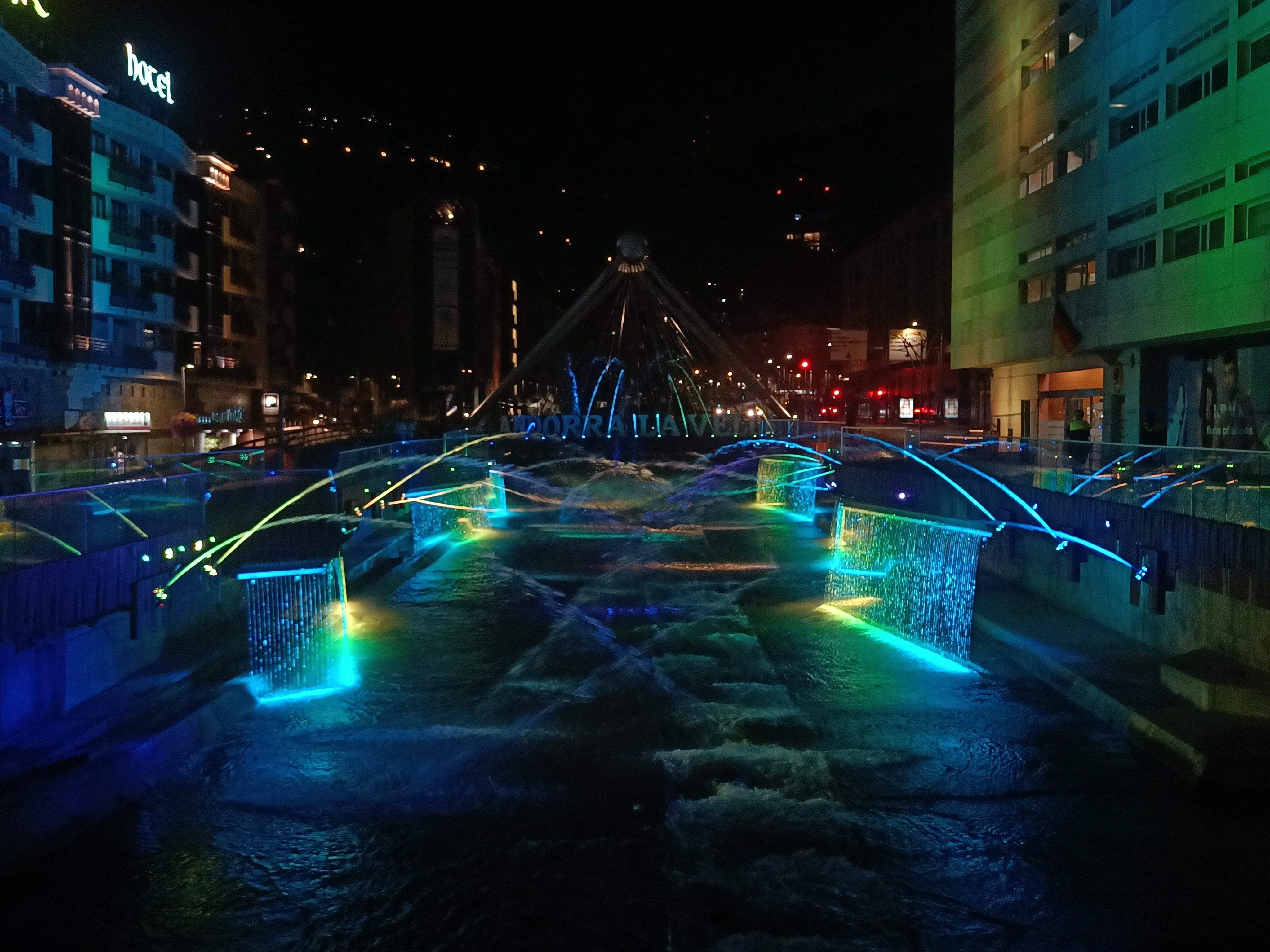 Les fonts de colors de la plaça de la Rotonda.