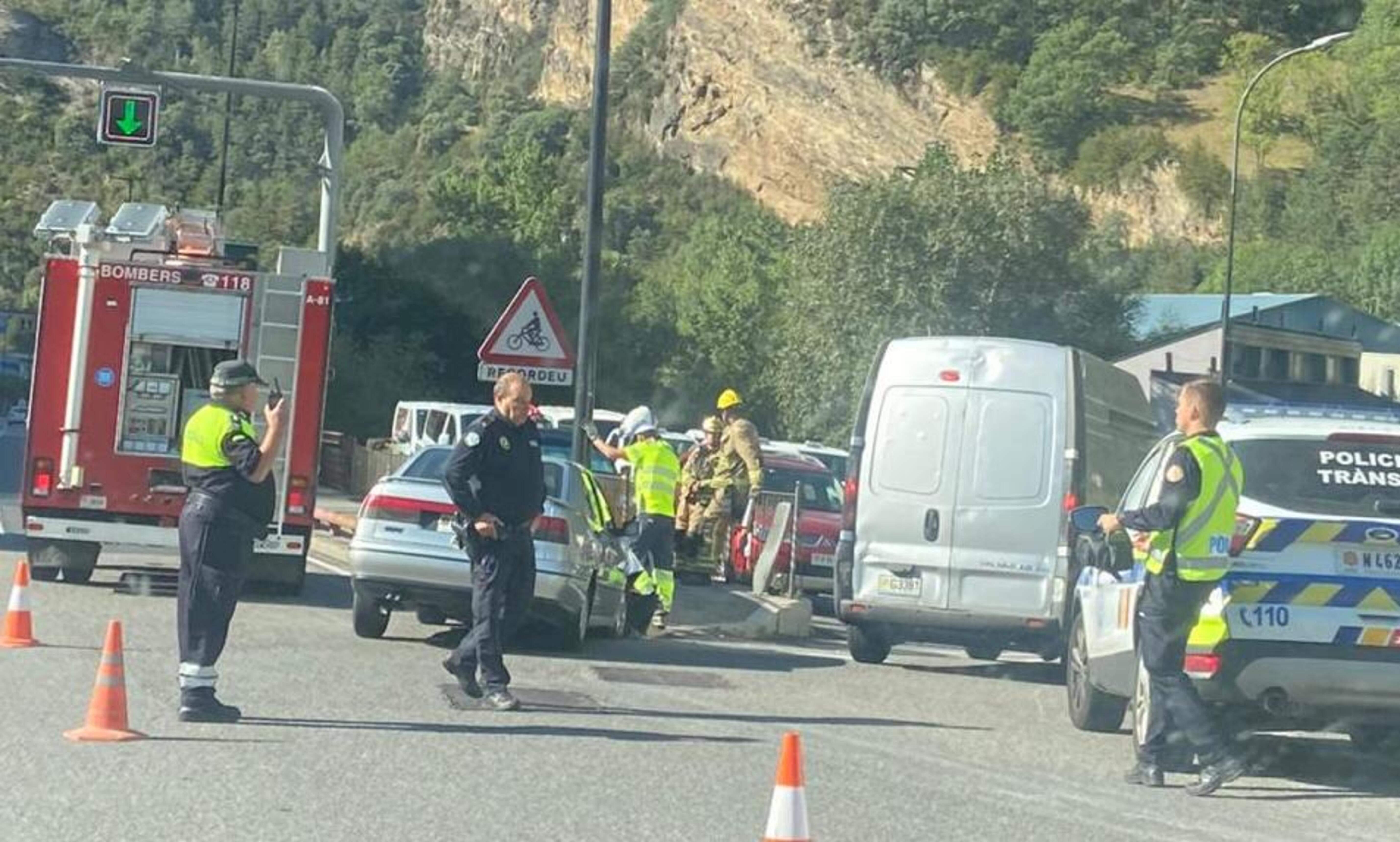 Els equips de seguretat i emergència treballant al tomb del cotxe accidentat.