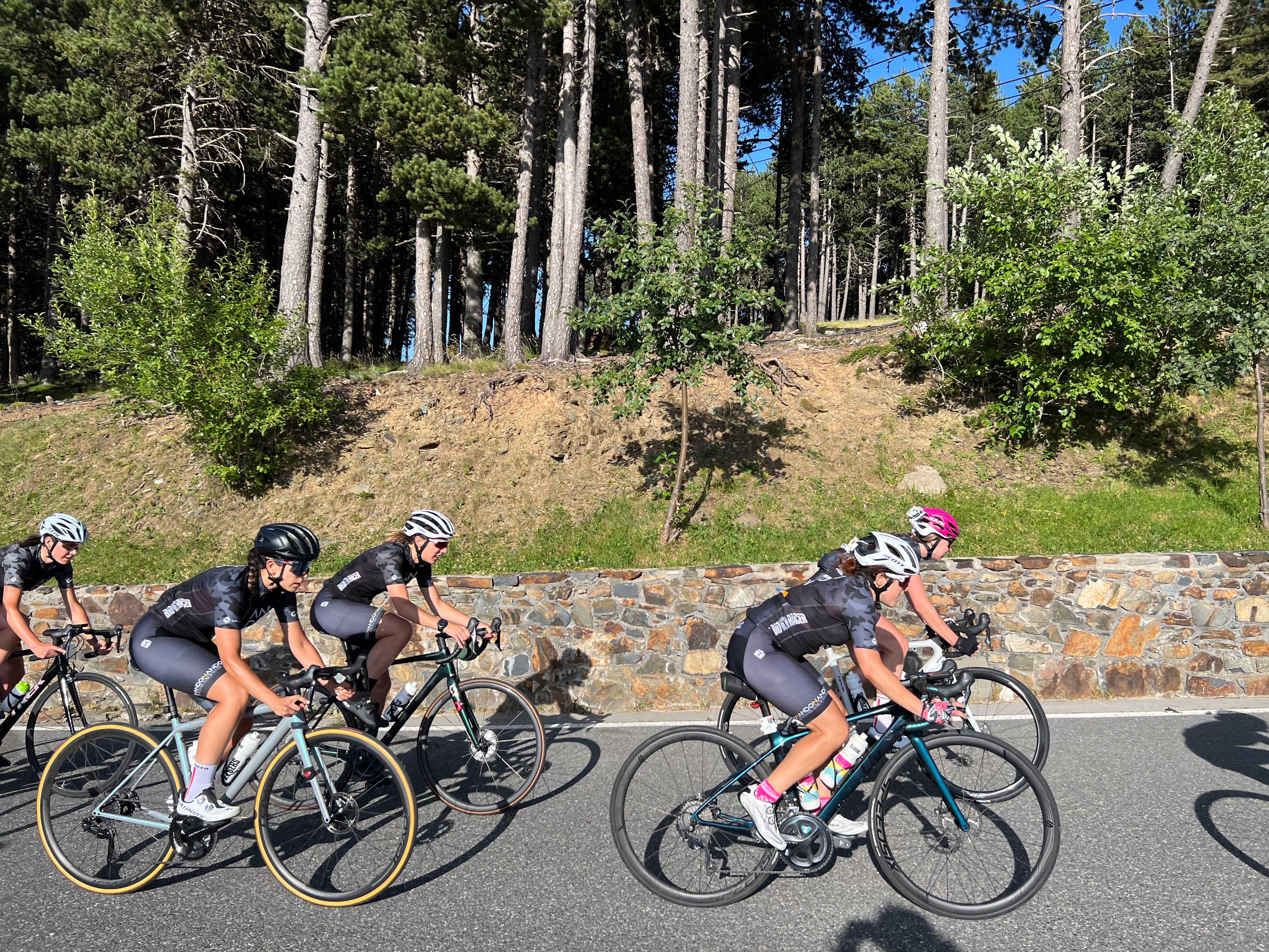 Ciclistes fent les proves.