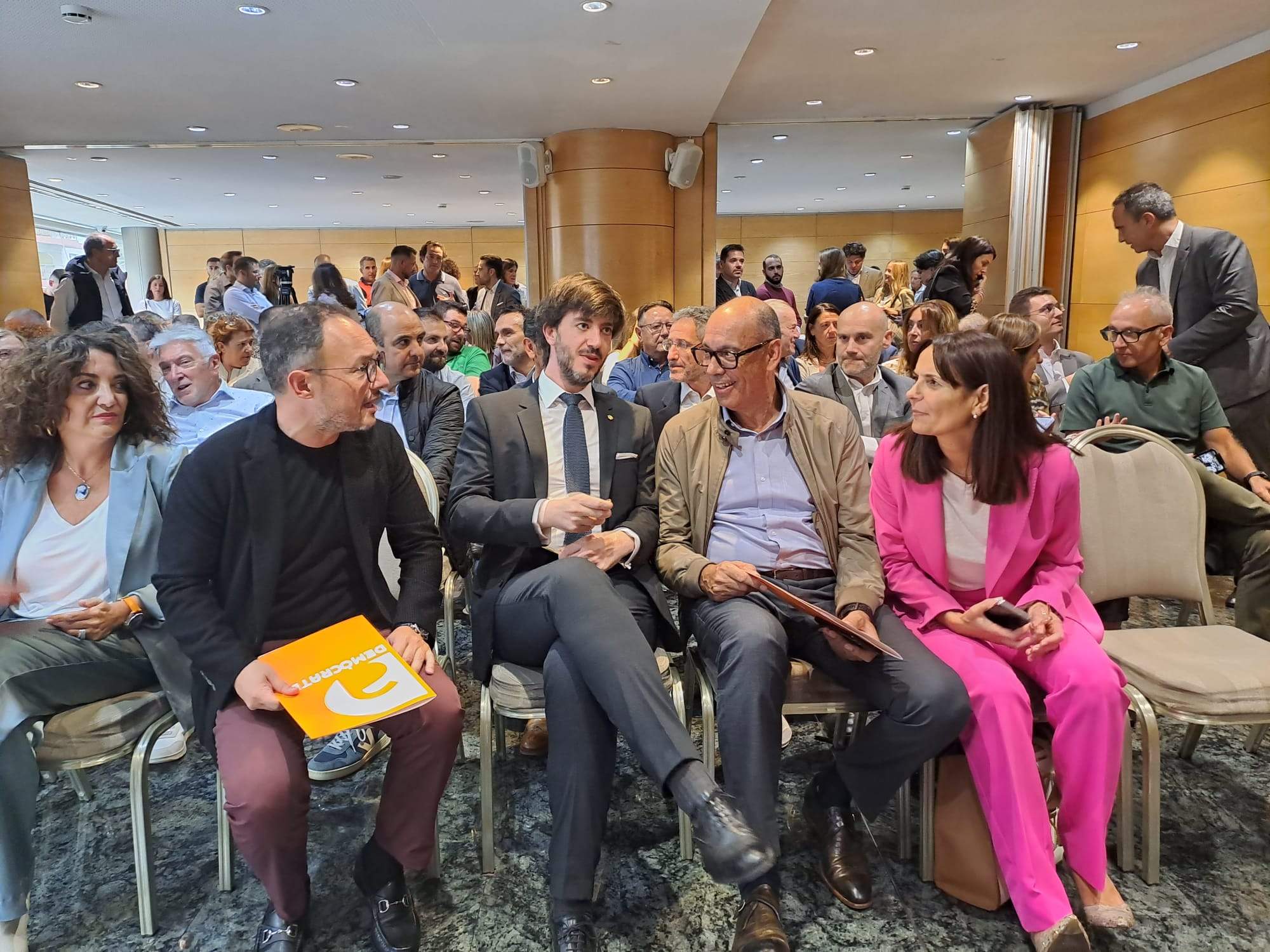 Espot xerra amb Carles Ensenyat, Jaume Serra i Mònica Bonell abans del congrés. 