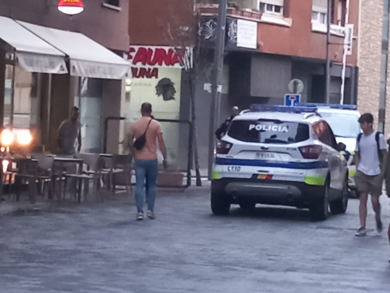 Els vehicles policials en el lloc on hi ha hagut la intervenció.