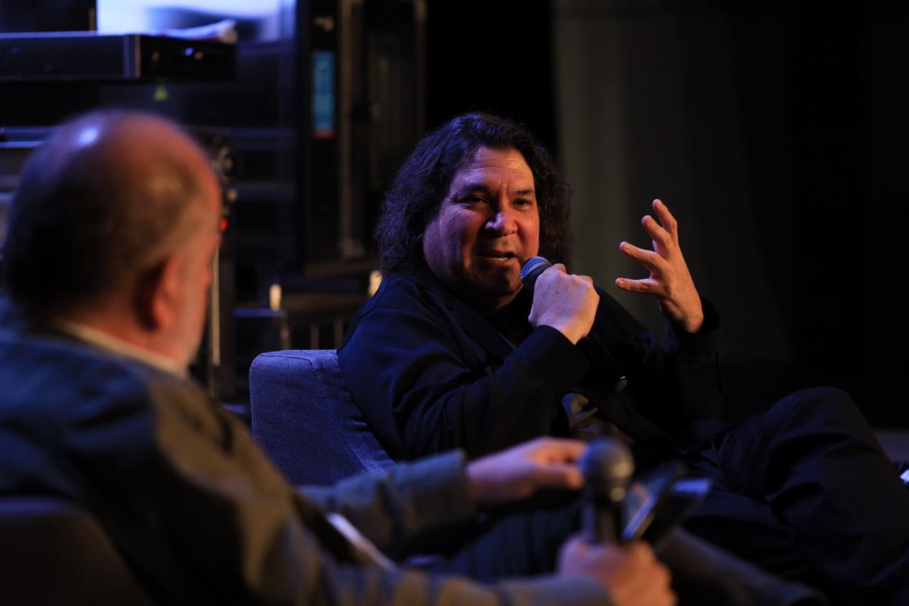 Gastón Acurio donant detalls, explicacions, sobre la seva trajectòria.