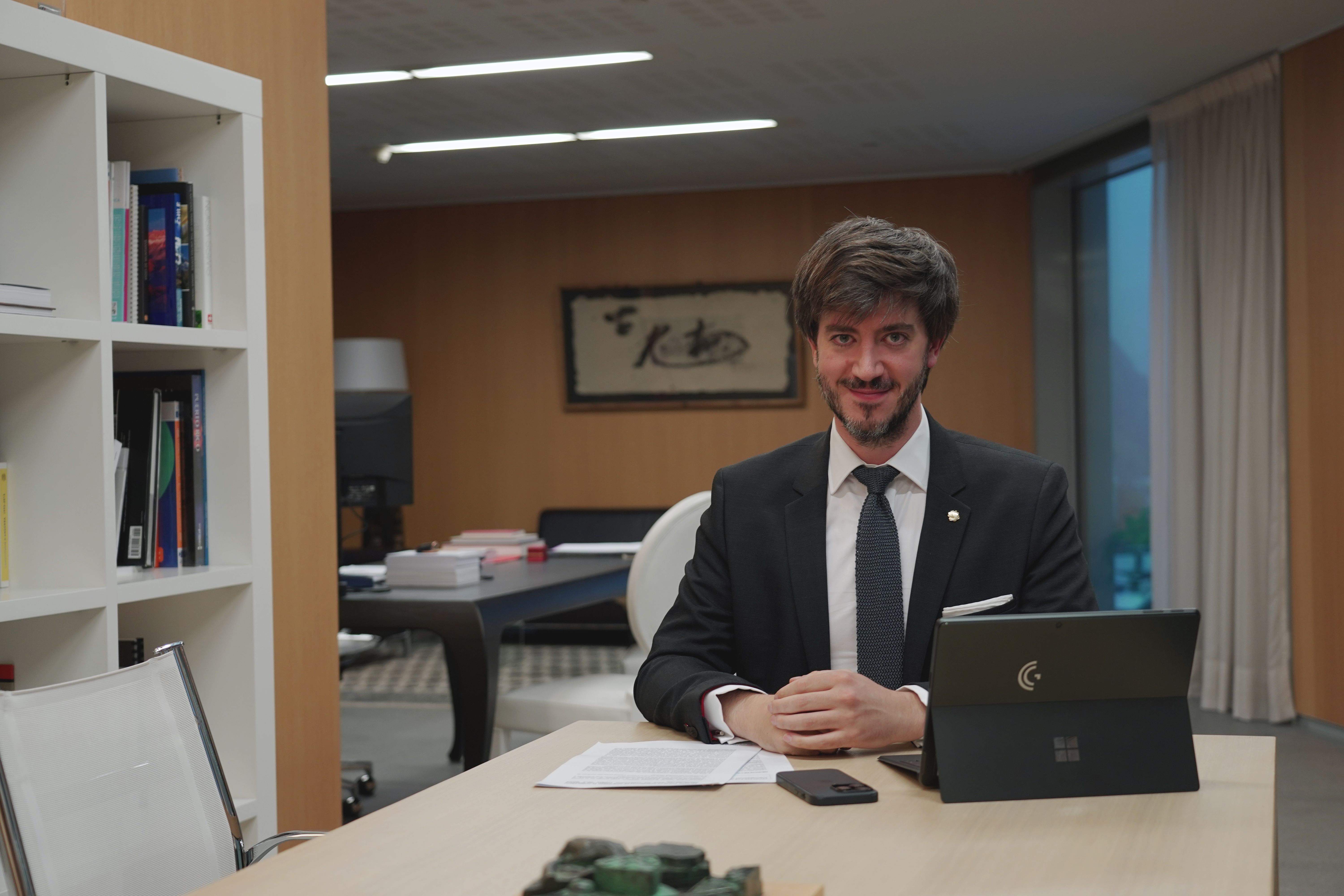 CARLES ENSENYAT despatx La portaveu del Sindicat, Rebeca Bonache.