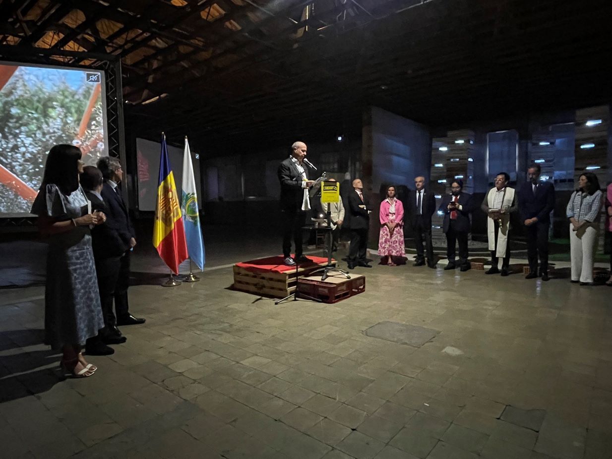 El comissari de la mostra, Pere Moles durant el seu discurs inaugural.