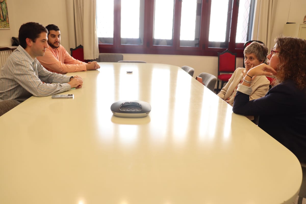 Un moment de la reunió de l'alcalde de la Seu amb els parlamentaris del PS.