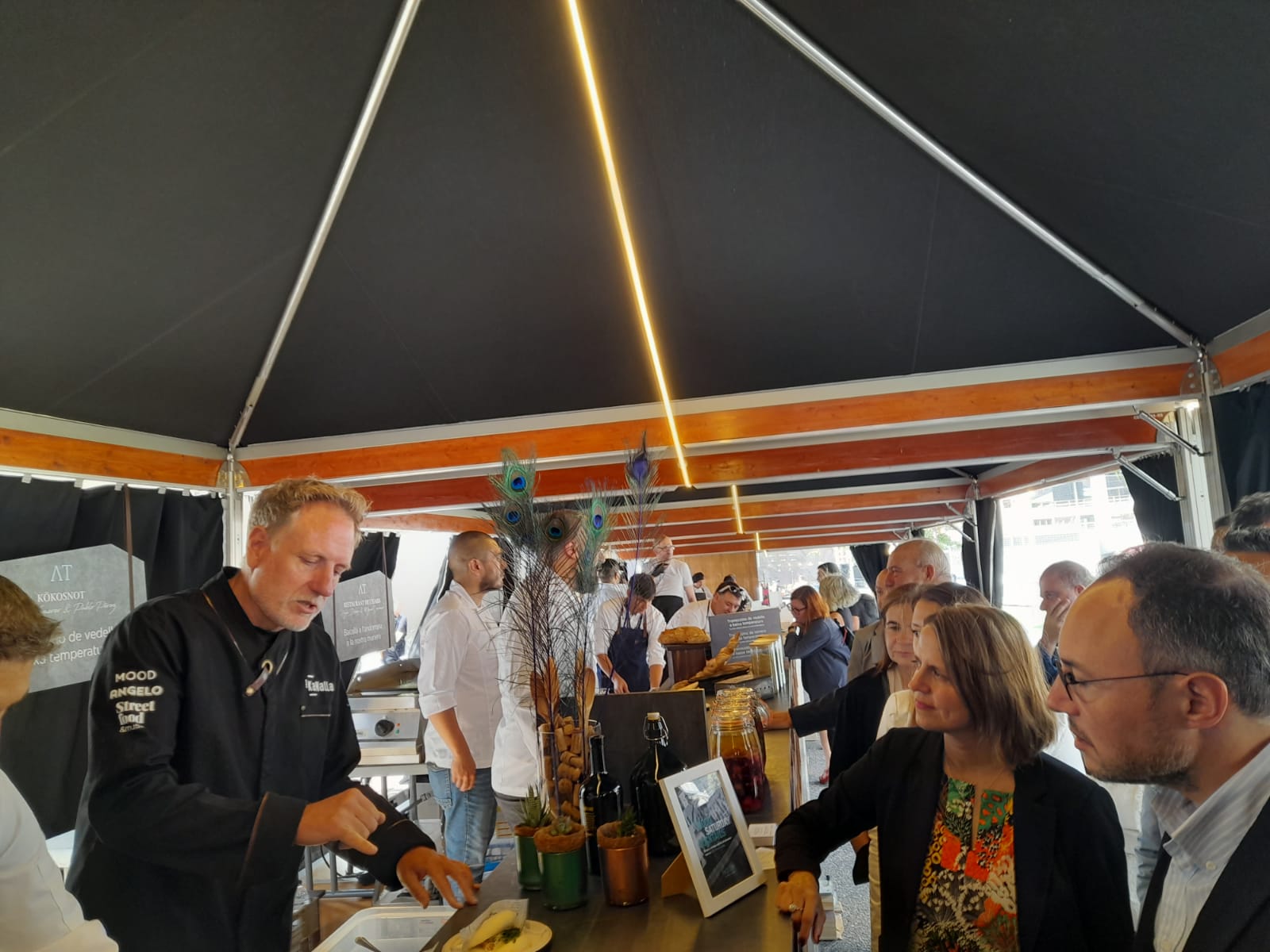 Xavier Espot i Rosa Gili visitant una dels estands de l'Andorra Taste.