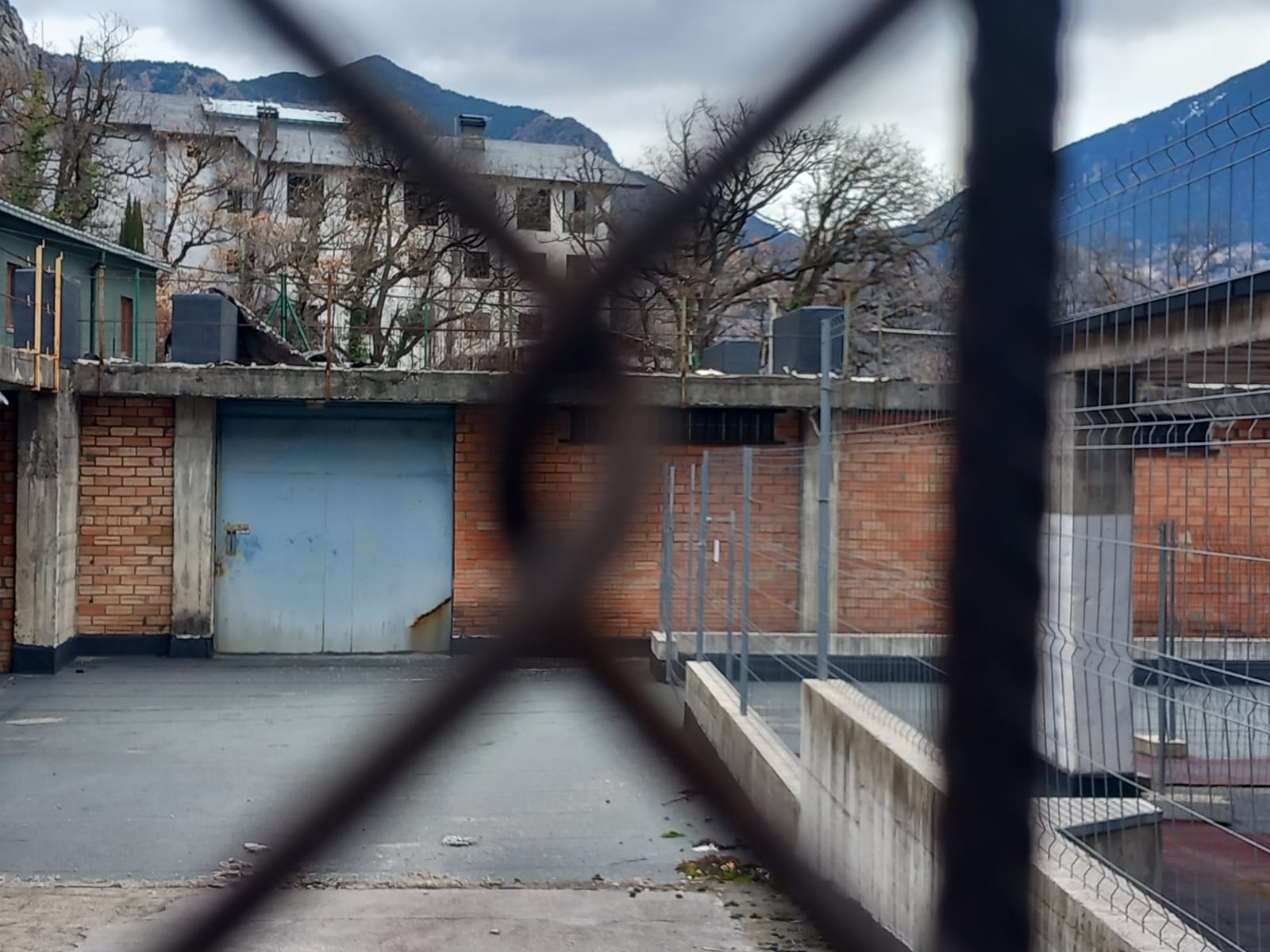 En la zona on s'hauria de bastir l'edifici de pisos hi ha una construcció a mig fer. En la zona on s'hauria de bastir l'edifici de pisos hi ha una construcció a mig fer.