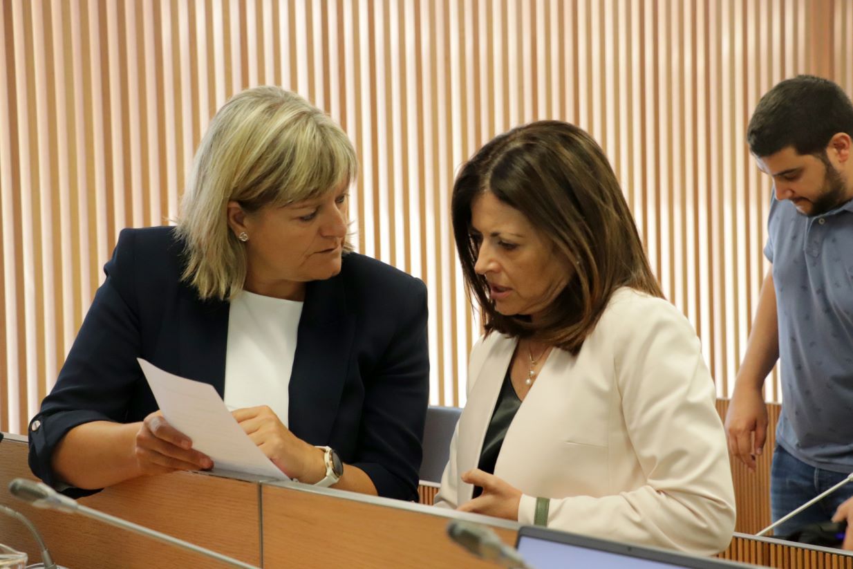 La presidenta de la comissió legislativa de Política Exterior, Berna Coma i la ministra d'Afers Exteriors, Imma Tor.