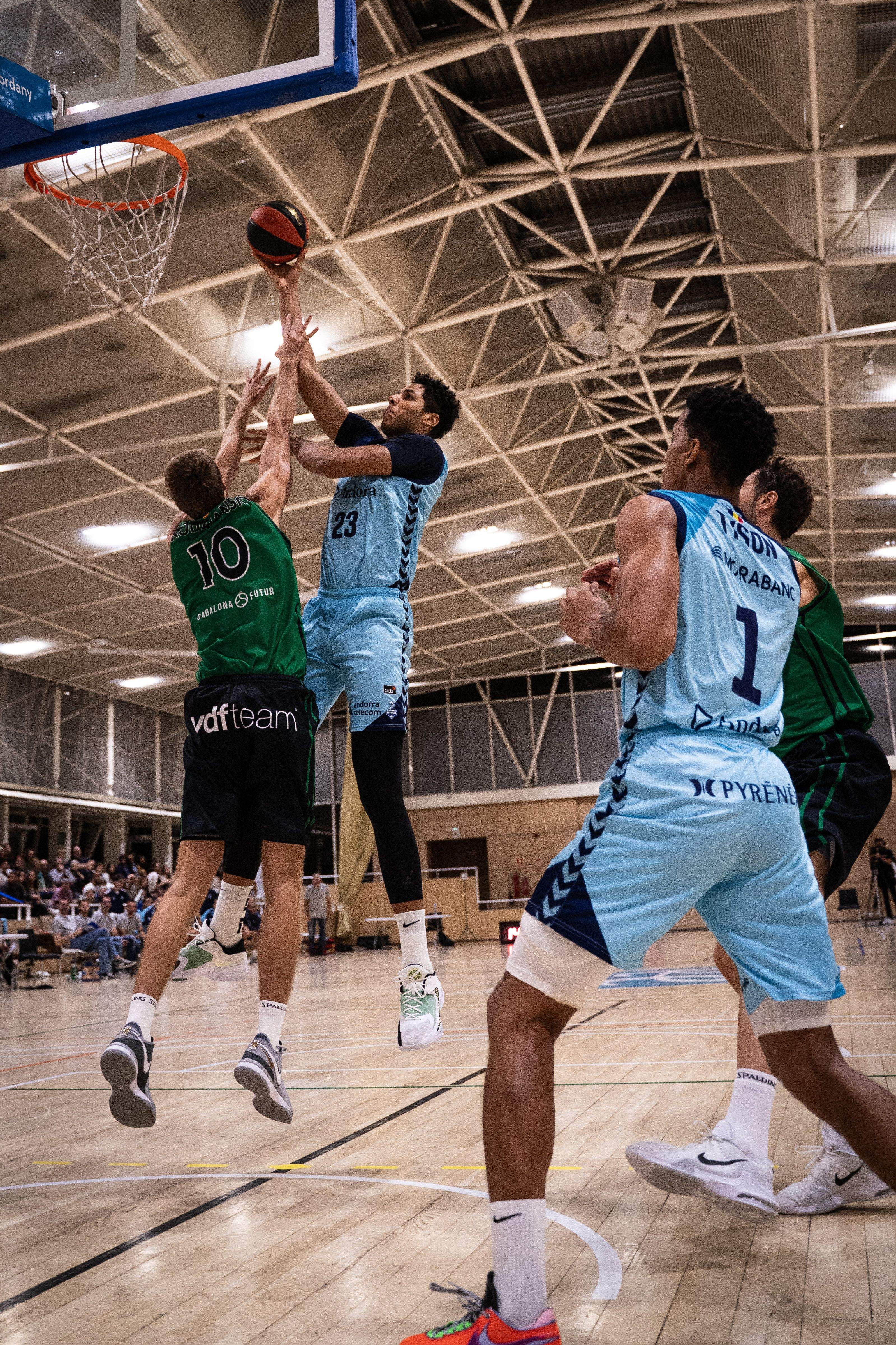 Felipe Dos Anjos en una jugada de cara a cistella