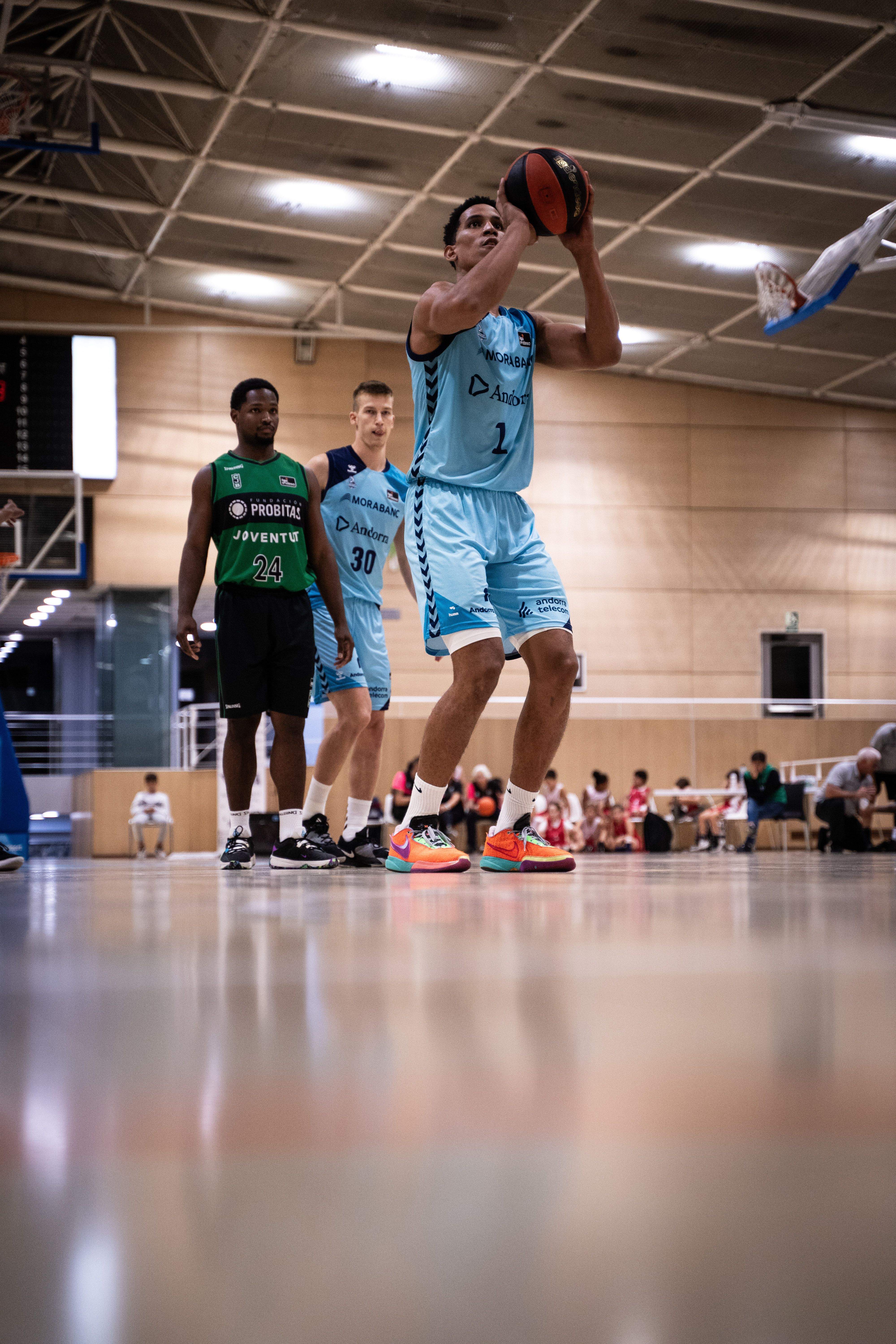 Tyson Pérez en un tir lliure
