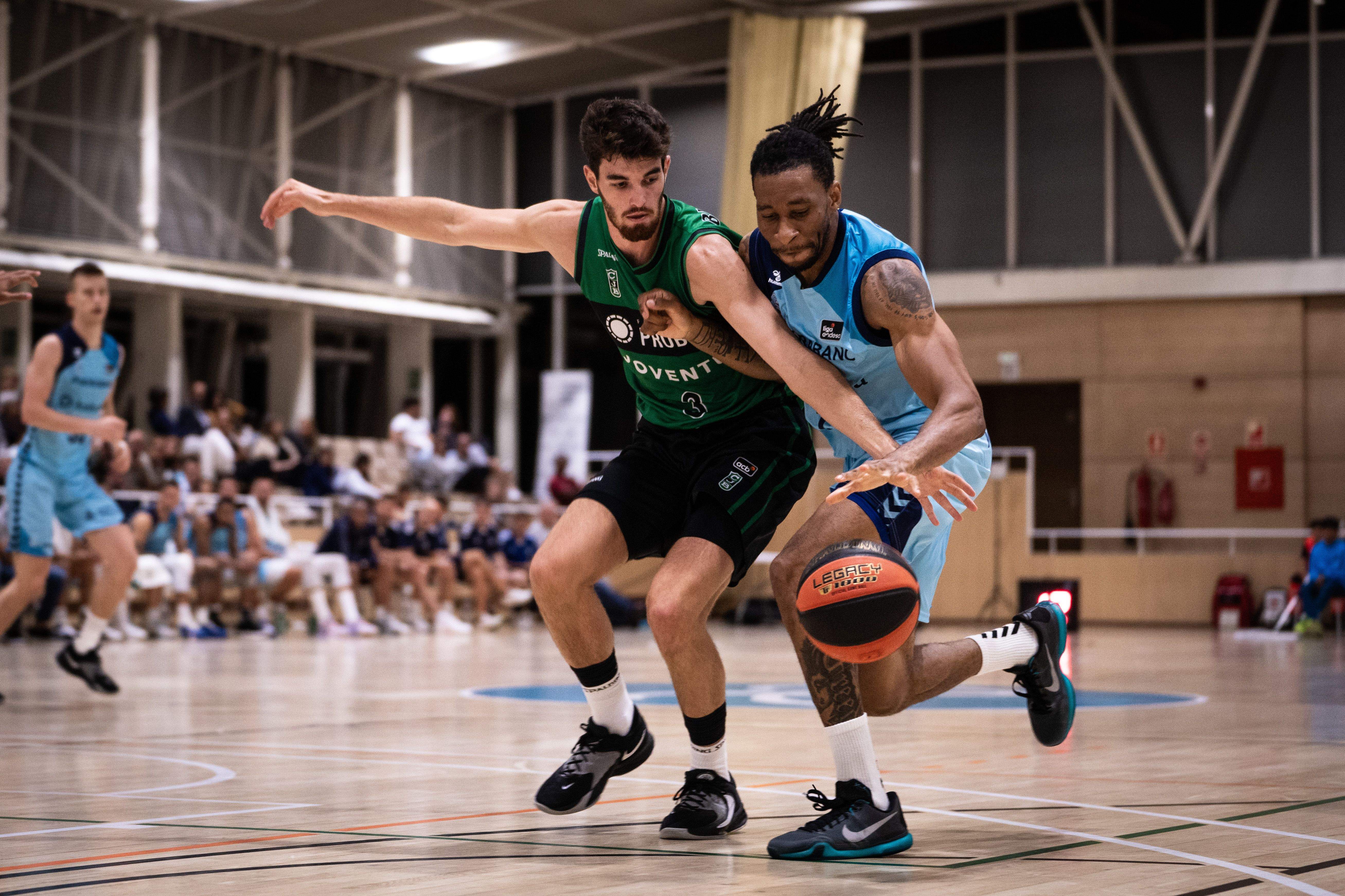 Un instant del partit entre el MoraBanc Andorra i el Joventut.