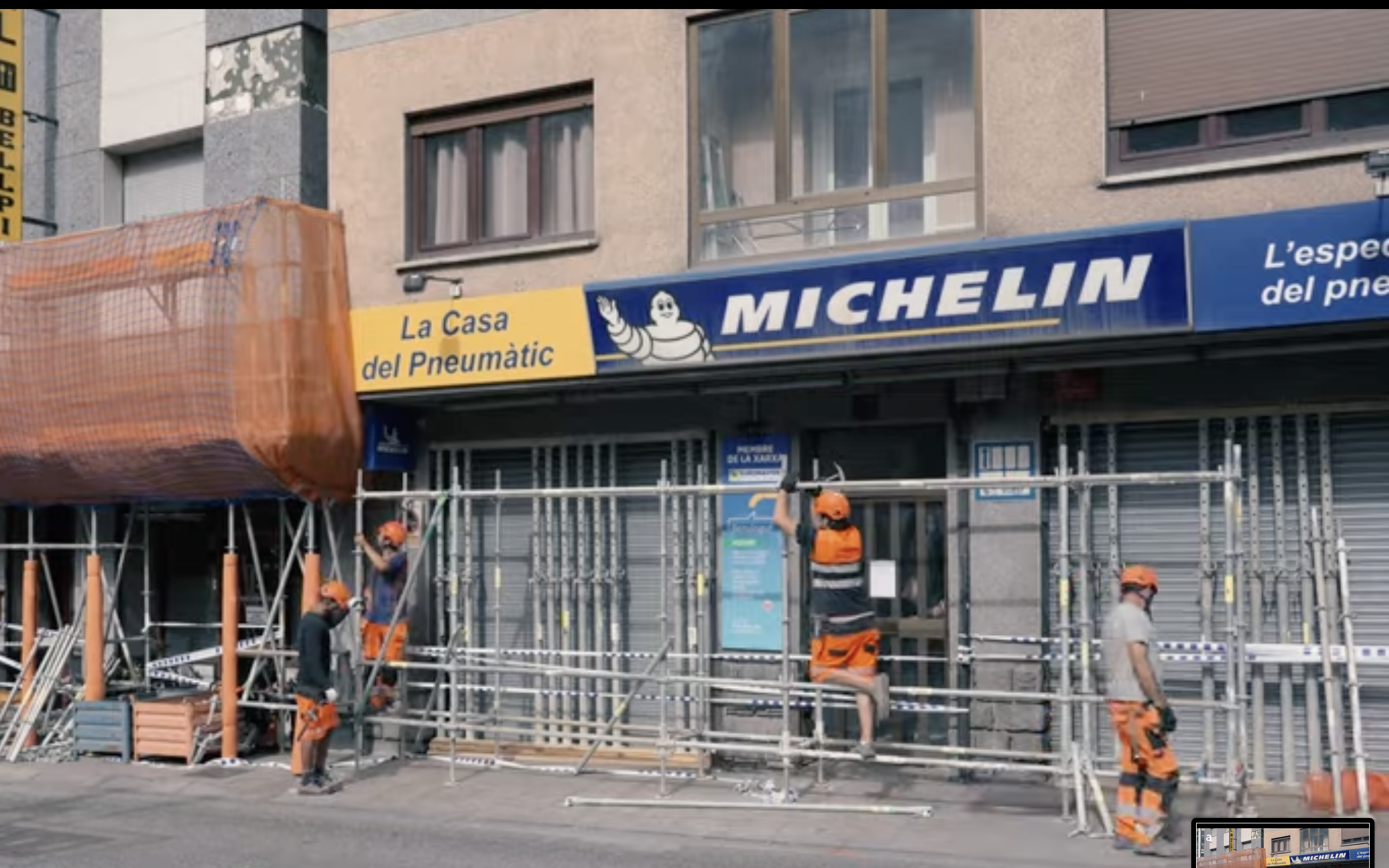Operaris muntant una bastida a l'edifici número 28 de l'avinguda Santa Coloma.
