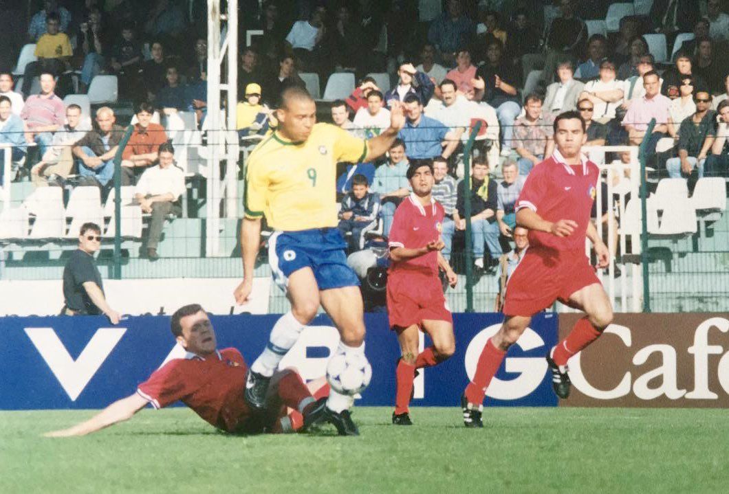 Ilde Lima defensant a Ronaldo Nazário