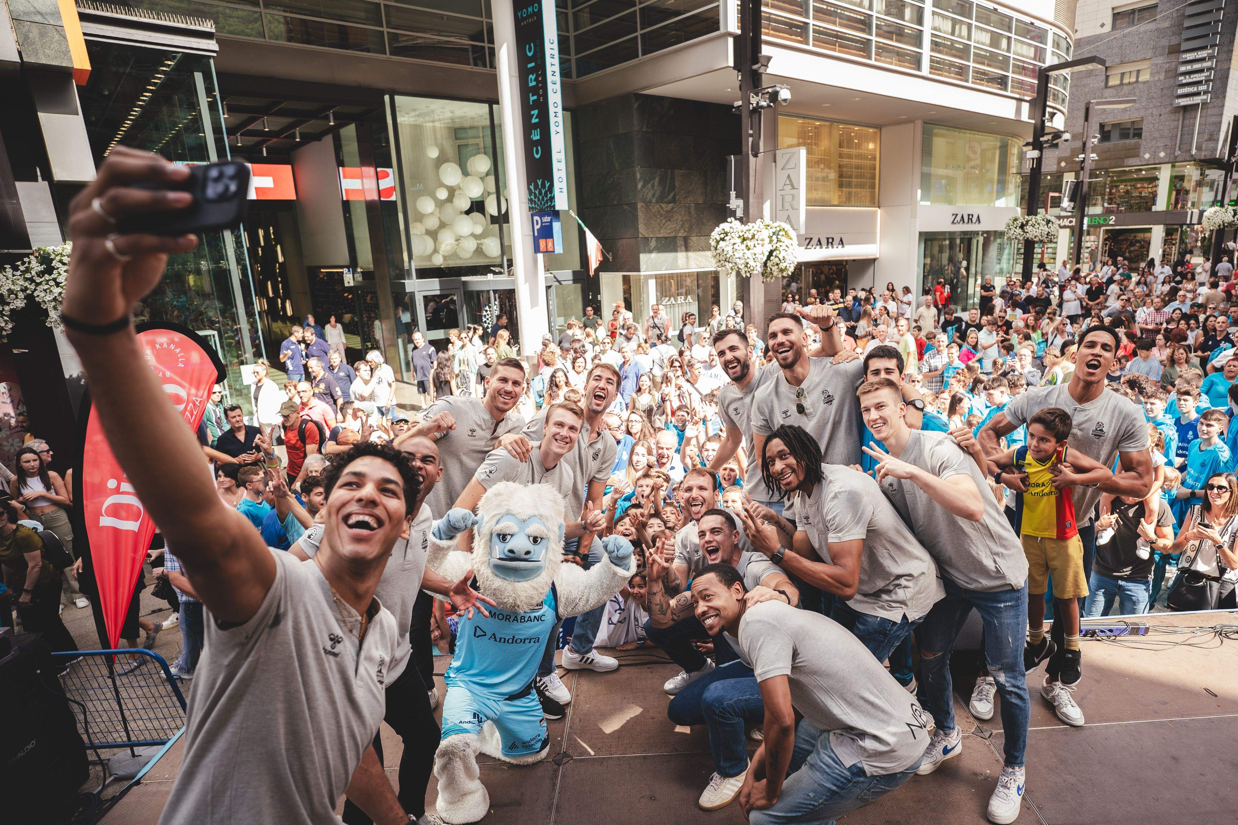 Foto de família del MoraBanc Andorra.
