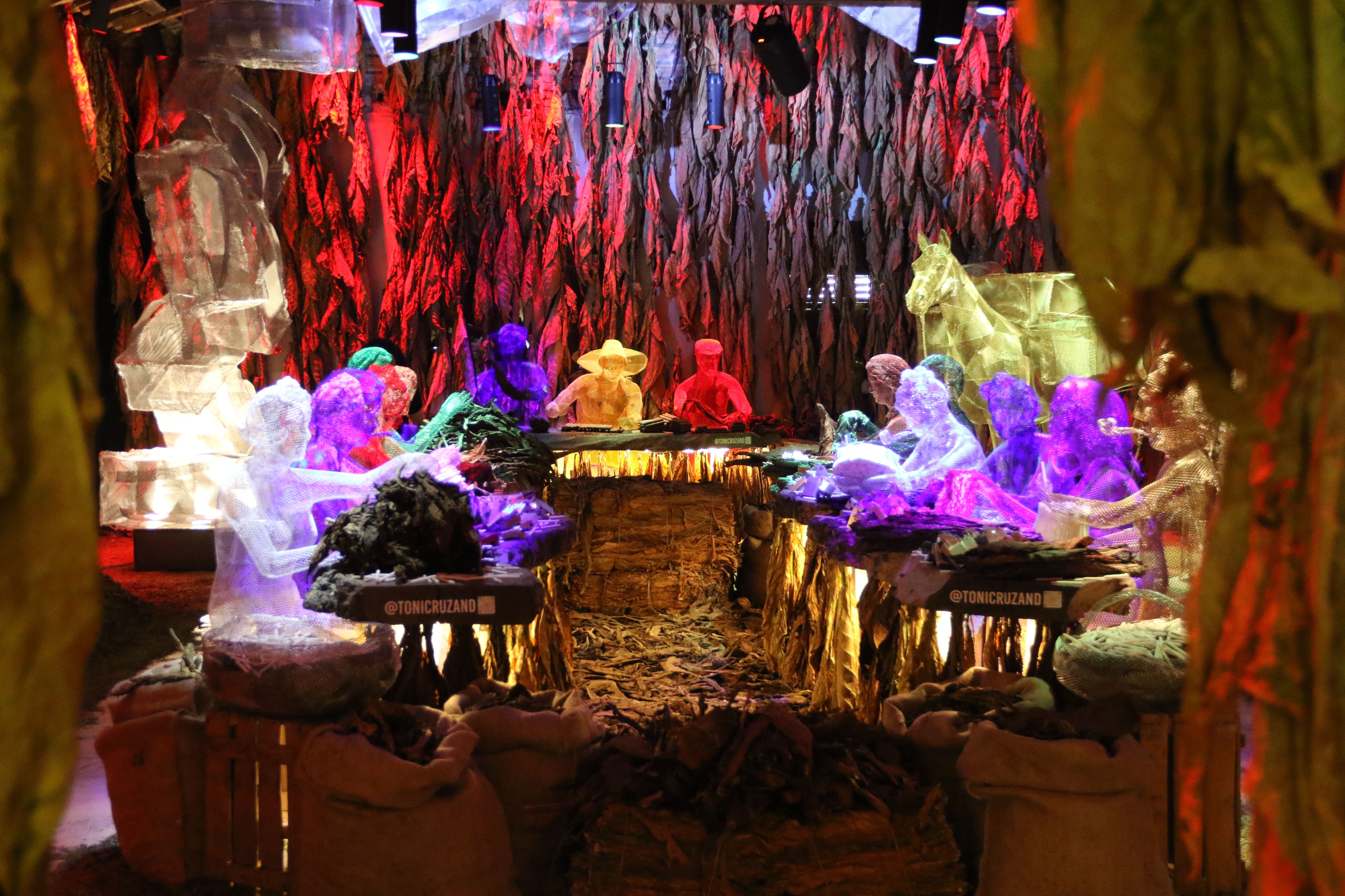 El muntatge de Toni Cruz 'Memòries', un homenatge al món del tabac, des de les cigarreres al contraban.