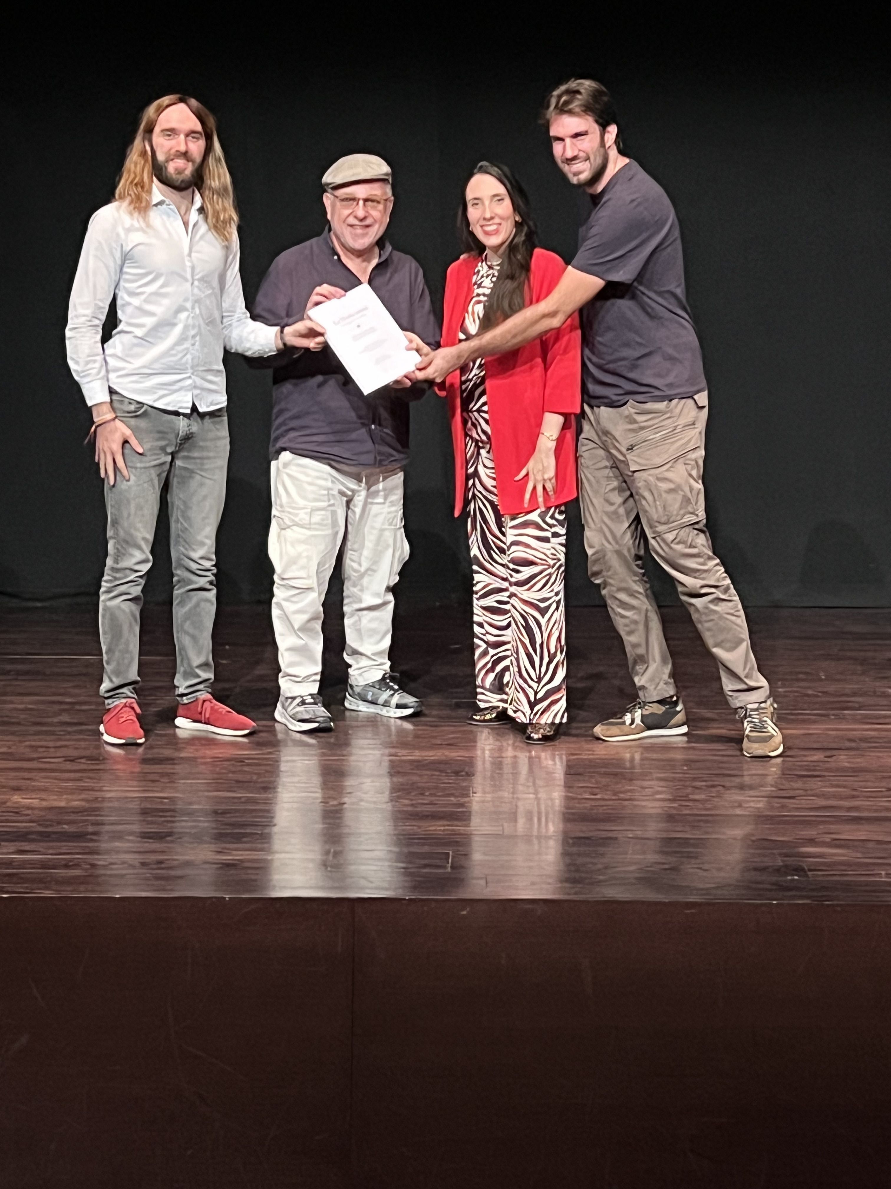 Entrega de la partitura i el llibret guanyador.