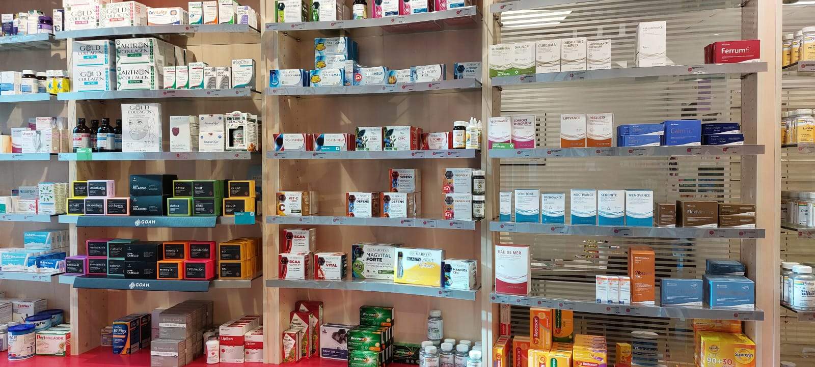 Prestatges amb productes farmacèutics.