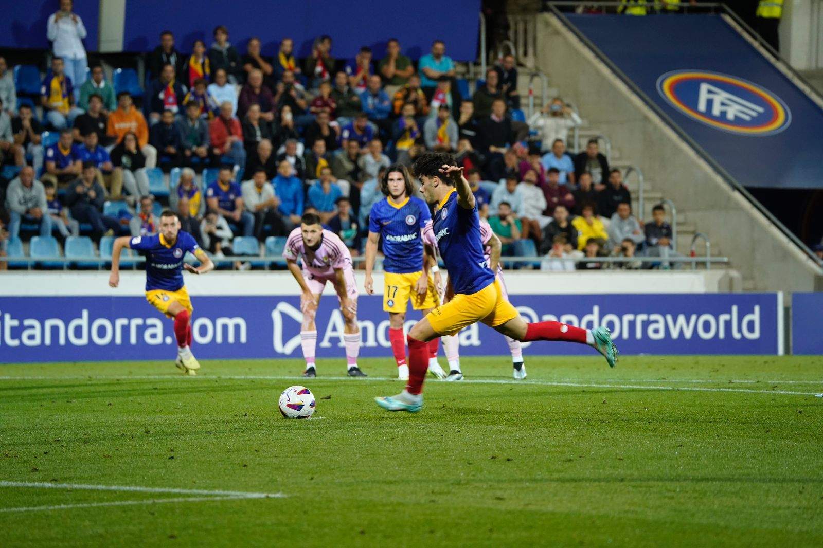 Lobete en el moment de xutar el penal.