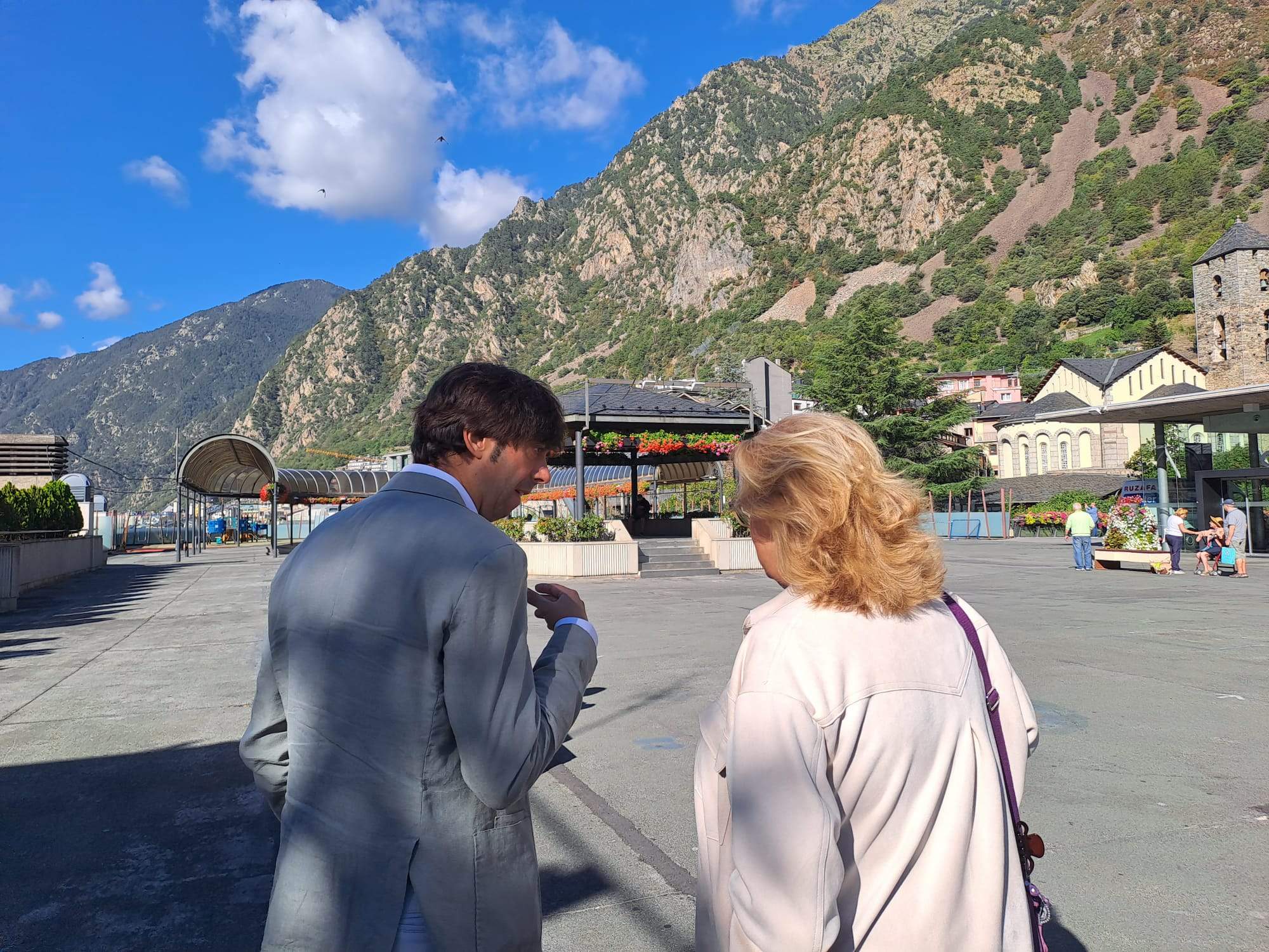 González i Carmona, a la plaça del Poble.