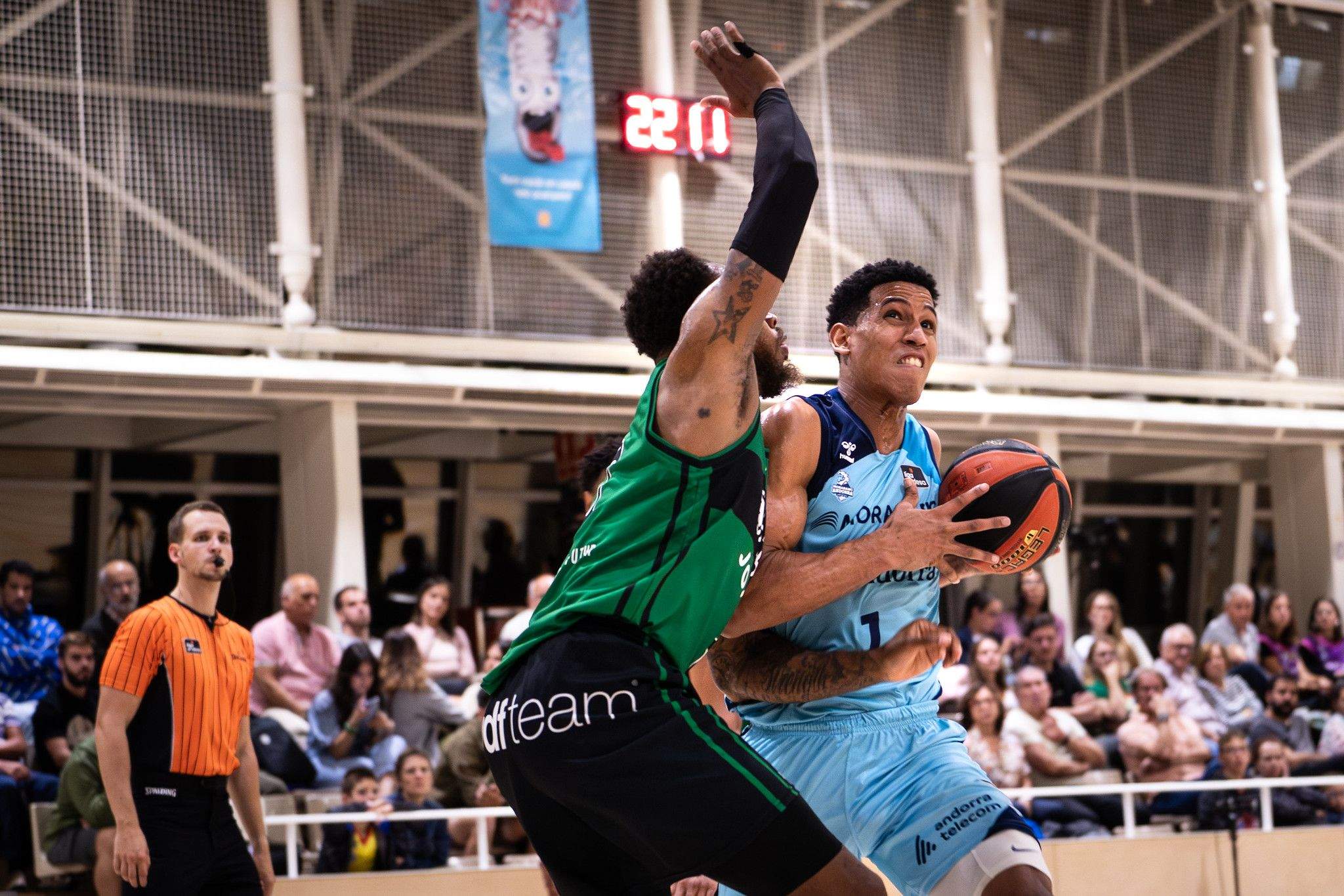 Tyson Pérez en una jugada contra el Joventut a Escaldes.