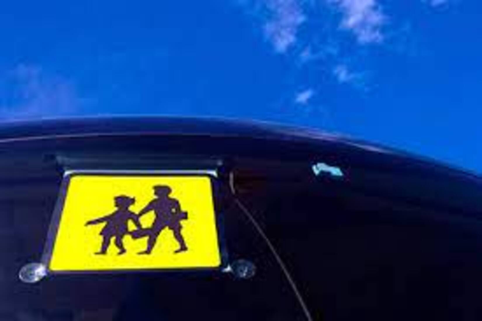 Rètol del transport escolar en un vehicle.