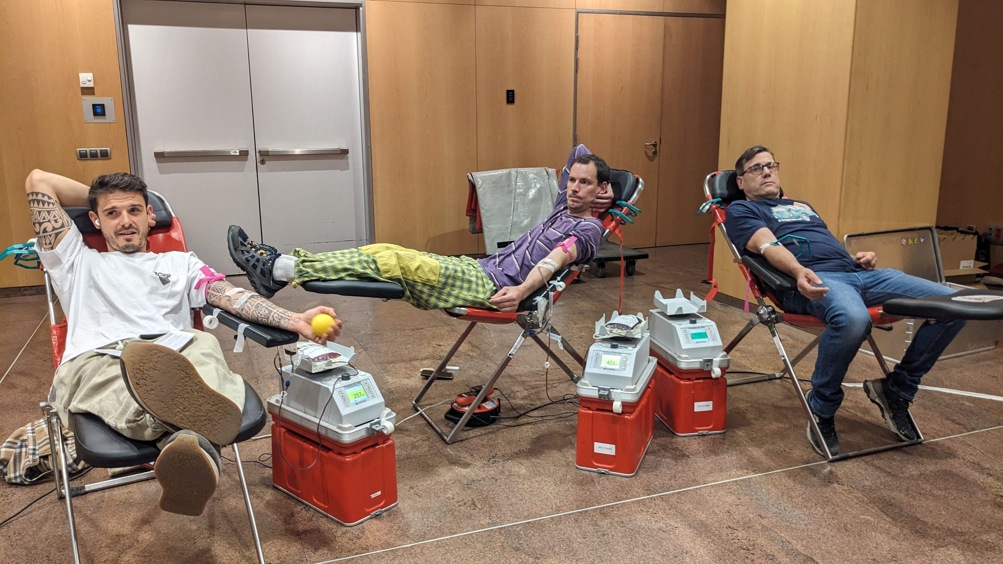 Tres persones donen sang durant la campanya de la Creu Roja d'aquesta setmana